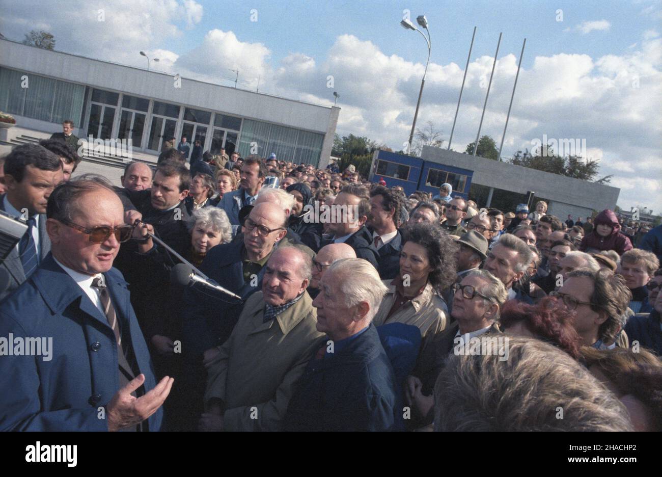 Warszawa 29.09.1985. Premier i przewodnicz¹cy Rady Pañstwa Polskiej Rzeczypospolitej Ludowej Wojciech Jaruzelski przebywa³ z wizyt¹ w Nowym Jorku, w siedzibie Organizacji Narodów Zjednoczonych. NZ. Wojciech Jaruzelski (L) witany na lotnisku Okêcie po powrocie z USA. wb PAP/Jan Morek Varsavia 29 settembre 1985. Il primo Ministro e il capo del Consiglio di Stato della Repubblica popolare di Polonia Wojciech Jaruzelski hanno visitato la sede delle Nazioni Unite a New York. Nella foto: Wojciech Jaruzelski (L) è stato accolto all'aeroporto Okecie di Varsavia dopo il suo ritorno dagli Stati Uniti. wb Foto Stock