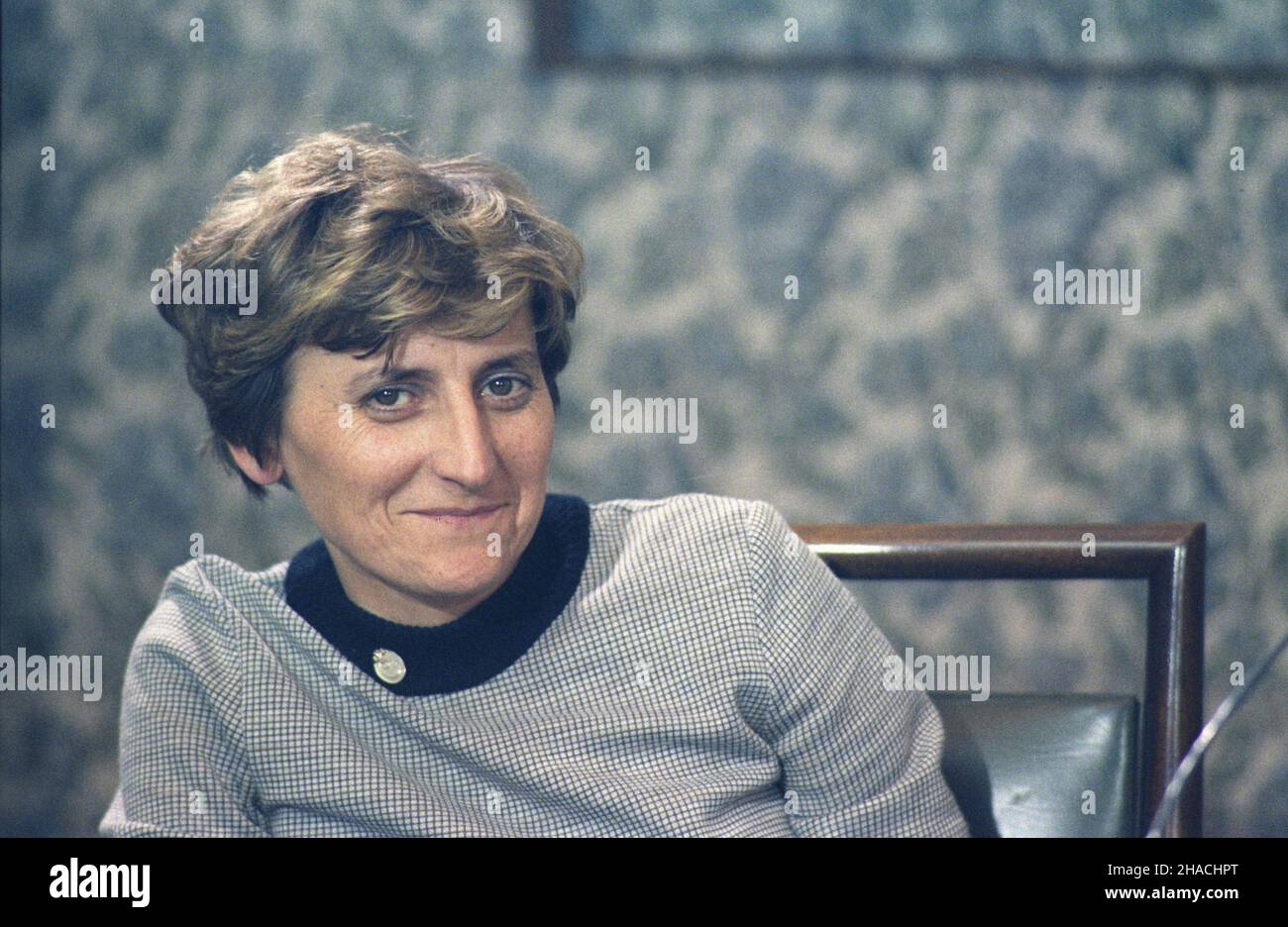 Warszawa 12.11.1985. Ministro oœwiaty i wychowania Joanna Micha³owska-Gumowska w gmachu Sejmu tu¿ po powo³aniu przez premiera rz¹du Zbigniewa Messnera. mw PAP/Jan Morek Varsavia, 12 novembre 1985. Joanna Michalowska-Gumowska in parlamento poco dopo la sua nomina a Ministro dell'istruzione e dell'educazione nel governo Zbigniew Messner. mw PAP/Jan Morek Foto Stock