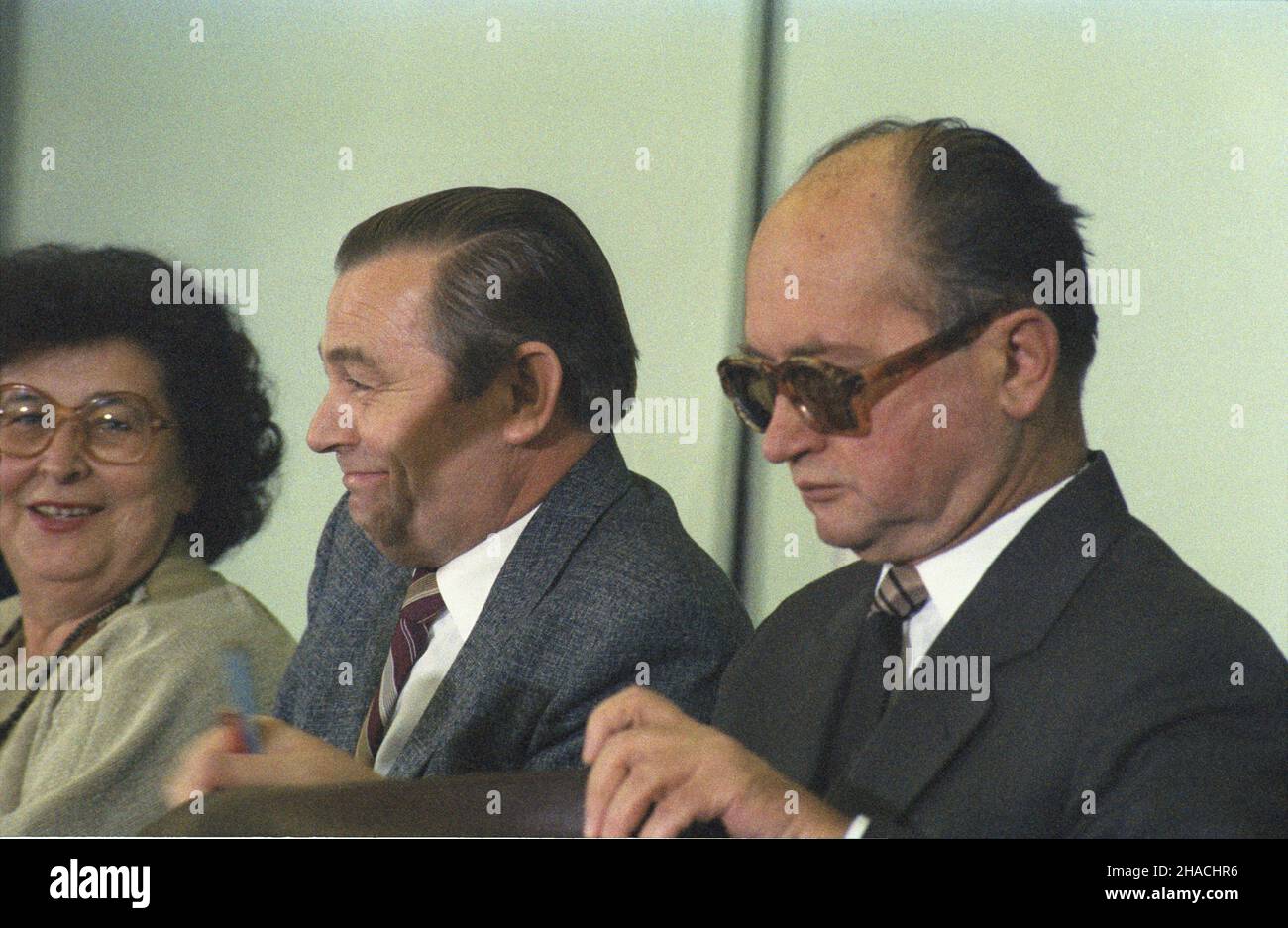 Warszawa 06.11.1985. Inauguracyjne posiedzenie Sejmu IX kadencji, nowo wybranym prezesem Rady Ministrów zosta³ Zbigniew Messner, przewodnicz¹cym Rady Pañstwa Wojciech Jaruzelski. de lewej: cz³onek Komitetu Centralnego Polskiej Zjednoczonej Partii Robotniczej (KC PZPR) Zofia Grzyb, prezes Rady Ministrów Zbigniew Messner, i sekretarz KC PZPR przewodnicz¹cy Rady Pañstwa Wojciech Jaruzelski. mw PAP/Grzegorz Rogiñski Varsavia, 6 novembre 1985. La seduta inaugurale del 9° mandato della Camera bassa polacca che ha eletto Zbigniew Messner e Wojciech Jaruzelski al primo Ministro e lui Foto Stock