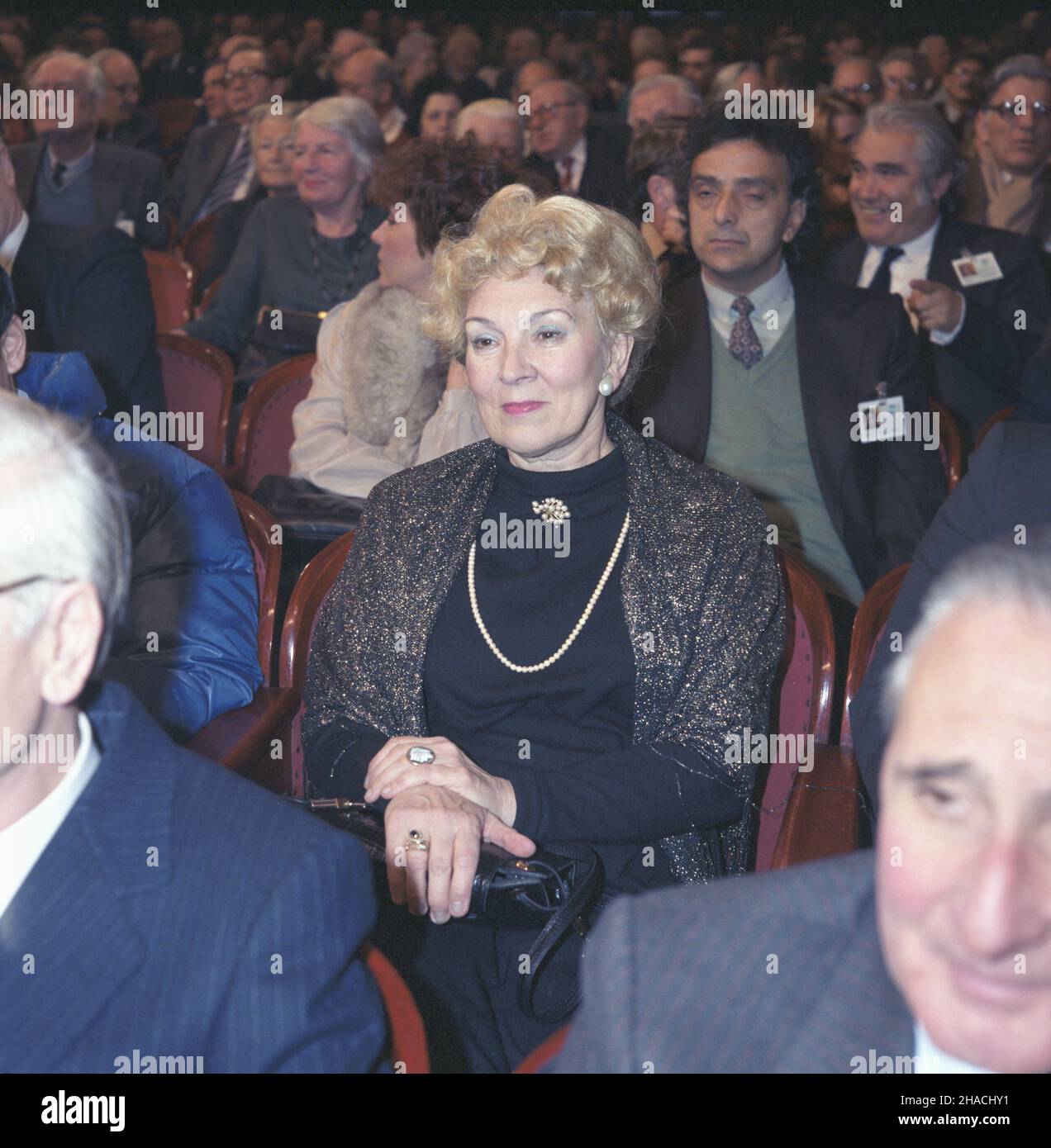 Warszawa 18.01.1986. Koncert galowy w Filharmonii Narodowej, z okazji Œwiatowego Kongreu Intelektualistów w Obronie Pokojowej Przysz³oœci Œwiata (16-19 stycznia). NZ. Na widowdowni m.in. Pianistka Halina Czerny-Stefañska (C). mw PAP/Tadeusz ZagoŸdziñski Dok³adny dzieñ wydarzenia nieustalony. Varsavia, 18 gennaio 1986. Una serata di gala presso la Sala Filarmonica Nazionale sull'occasione del Congresso Mondiale degli intellettuali in difesa del futuro pacifico del mondo (Januray 17-19). Nella foto: Tra il pubblico - pianista Halina Czerny-Stefanska (C). mw PAP/Tadeusz Zagozdzinski Ev Foto Stock