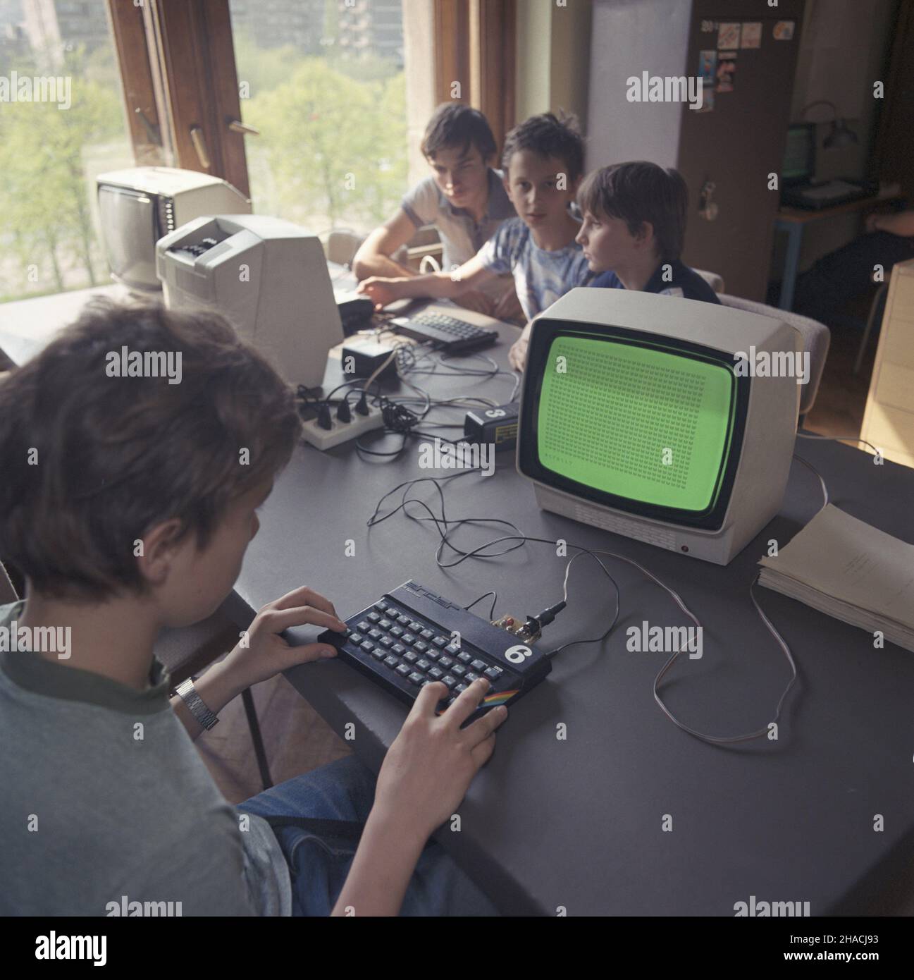 Warszawa 05.1986. Pracownia komputerowa. NZ. XZ Spectrum, jeden z pierwszych komputerów domowych, produkowanych przez brytyjsk¹ firmê Sinclair Research Ltd. msa PAP/Grzegorz Rogiñski Dok³adny dzieñ wydarzenia nieustalony. Varsavia, maggio 1986. Una sala computer. Nella foto: XZ Spectrum, uno dei primi computer di casa, prodotto dalla britannica Sinclair Research Ltd. msa PAP/Grzegorz Roginski Event Day sconosciuto Foto Stock