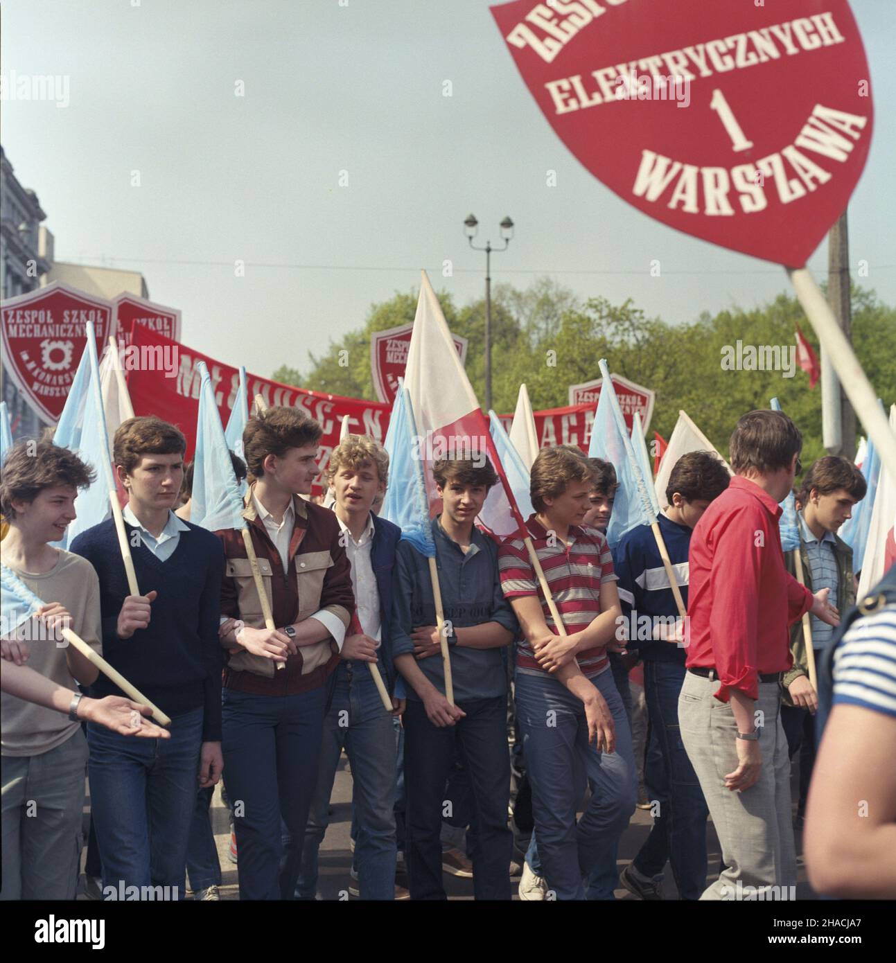 Warszawa 01.05.1986. Obchody Œwiêta Pracy. NZ. m³odzie¿ szkolna w pochodzie pierwszomajowym na ulicy Królewskiej. msa PAP/Jan Morek Varsavia, 1° maggio 1986. Celebrazioni del giorno di maggio. Nella foto: Bambini in una sfilata del giorno di maggio in via Krolewska. msa PAP/Jan Morek Foto Stock