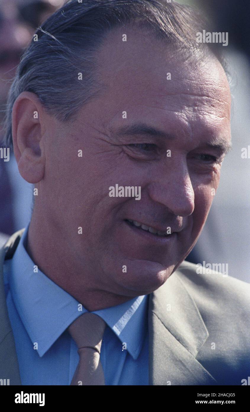 Warszawa 28.06.1986. Powitanie na lotnisku Okêcie delegacji Wêgierskiej Socjalistycznej Partii Robotniczej przyby³ej na X Zjazd Polskiej Zjednoczonej Partii Robotniczej (PZPR). NZ. przewodnicz¹cy delegacji wêgierskiej, cz³onek Biura Politycznego Karoly Grosz. msa PAP/Jan Morek Varsavia, 28 giugno 1986. Una cerimonia di benvenuto per una delegazione del Partito Socialista Ungherese dei lavoratori all'aeroporto di Okecie. La delegazione è arrivata a partecipare al decimo Congresso del Partito operaio Unito polacco. Nella foto: Capo della delegazione ungherese, membro dell'Ufficio politico Karoly Grosz. msa PAP/Ja Foto Stock