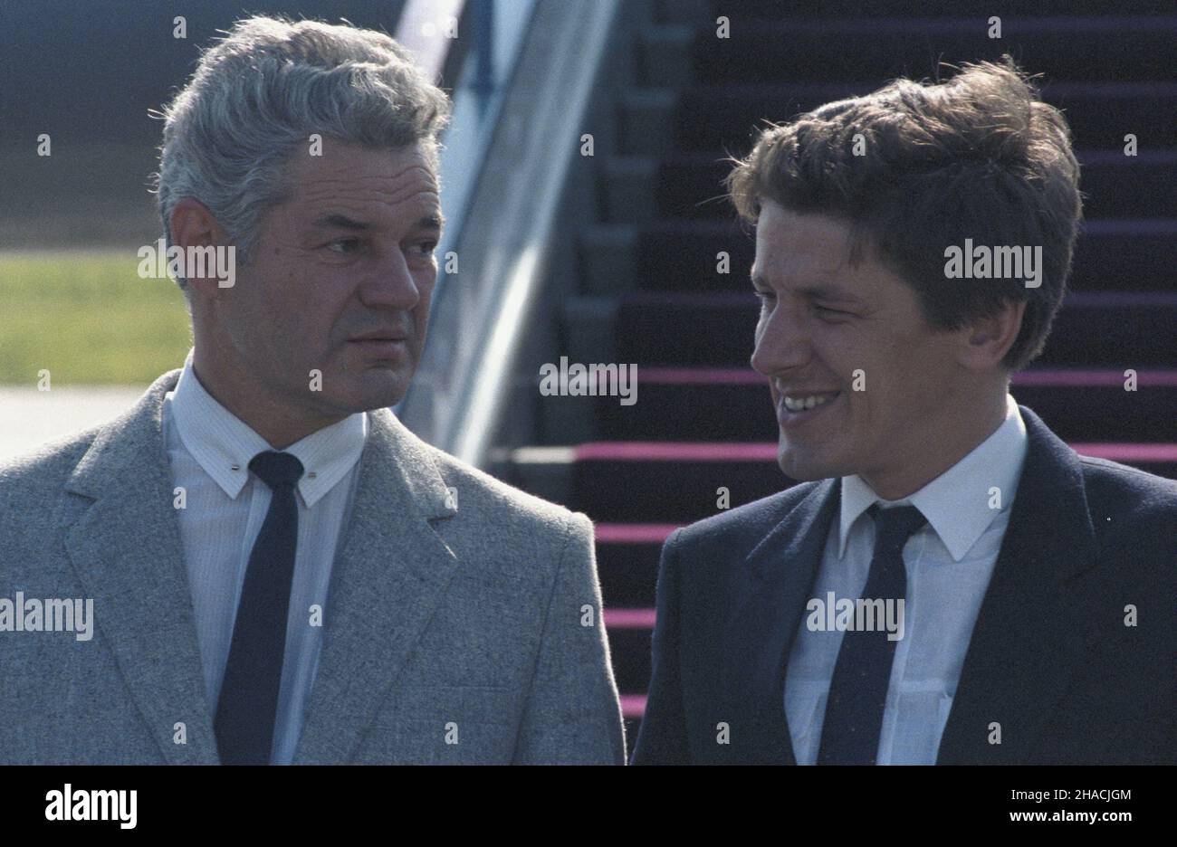 Warszawa 28.06.1986. Powitanie na lotnisku Okêcie zagranicznych delegacji przybywaj¹cych na X Zjazd Polskiej Zjednozonej Partii Robotniczej (PZPR). zastêpca cz³onka Biura Politycznego Komitetu Centralnego PZPR W³odzimierz Mokrzyszczak (L) oraz cz³onek i sekretarz KC PZPR Waldemar Œwirgoñ. msa PAP/Jan Morek Varsavia, 28 giugno 1986. L'aeroporto di Okecie. Una cerimonia di benvenuto per le delegazioni straniere al decimo Congresso del Partito operaio Unito polacco. Nella foto: vice membro dell'Ufficio politico del Comitato Centrale del Partito operaio Polacco Wlodzimierz Mokrzyszczak Foto Stock