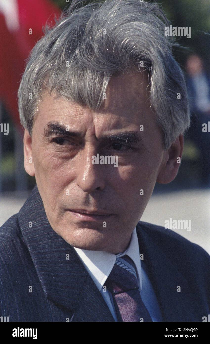 Warszawa 28.06.1986. Okêcie. Powitanie delegacji zagranicznych przyby³ych na X Zjazd Polskiej Zjednozonej Partii Robotniczej (PZPR). NZ. zastêpca cz³onka Biura Politycznego Komitetu Centralnego PZPR Jan G³ówczyk. msa PAP/Jan Morek Varsavia, 28 giugno 1986. L'aeroporto di Okecie. Una cerimonia di benvenuto per le delegazioni straniere al decimo Congresso del Partito operaio Unito polacco. Nella foto: vice membro dell'Ufficio politico del Comitato Centrale del Partito operaio Unito di Polonia Jan Glowczyk. msa PAP/Jan Morek Foto Stock