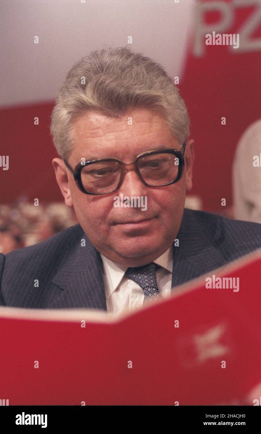Warszawa 29.06.1986. X Zjazd Polskiej Zjednoczonej Partii Robotniczej (PZPR) w sali Kongressowej Pa³acu Kultury i Nauki (29.06.-3.07.1986). NZ. cz³onek Biura Politycznego KC PZPR Tadeusz Porêbski. msa PAP/Tadeusz ZagoŸdziñski Varsavia, 29 giugno 1986. 10° Congresso del Partito operaio Unito polacco presso la Sala Congressi del Palazzo della Cultura e della Scienza (dal 29 giugno al 3 luglio 1986). Nella foto: membro dell'Ufficio politico del Comitato Centrale del Partito dei lavoratori Uniti polacco Tadeusz Porebski. msa PAP/Tadeusz Zagozdzinski Foto Stock