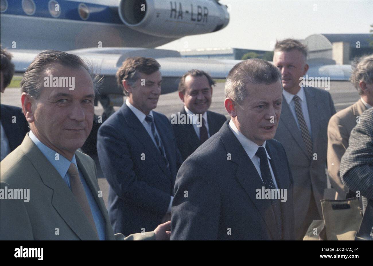 Warszawa 28.06.1986. Powitanie na lotnisku Okêcie delegacji Wêgierskiej Socjalistycznej Partii Robotniczej przyby³ej na X Zjazd Polskiej Zjednoczonej Partii Robotniczej (PZPR). NZ. przewodnicz¹cy delegacji wêgierskiej cz³onek Biura Politycznego Karoly Grosz (1L) oraz cz³onek Biura Politycznego Komitetu Centralnego PZPR Tadeusz Czechowicz (2P). W g³êbi i sekretarz warszawskiego Komitetu Wojewódzkiego PZPR Janusz Kubasiewicz (1P), ministro spraw zagranicznych Marian Orzechowski (2L). msa PAP/Jan Morek Varsavia, 28 giugno 1986. Una cerimonia di benvenuto per un Partito Socialista Ungherese dei lavoratori de Foto Stock