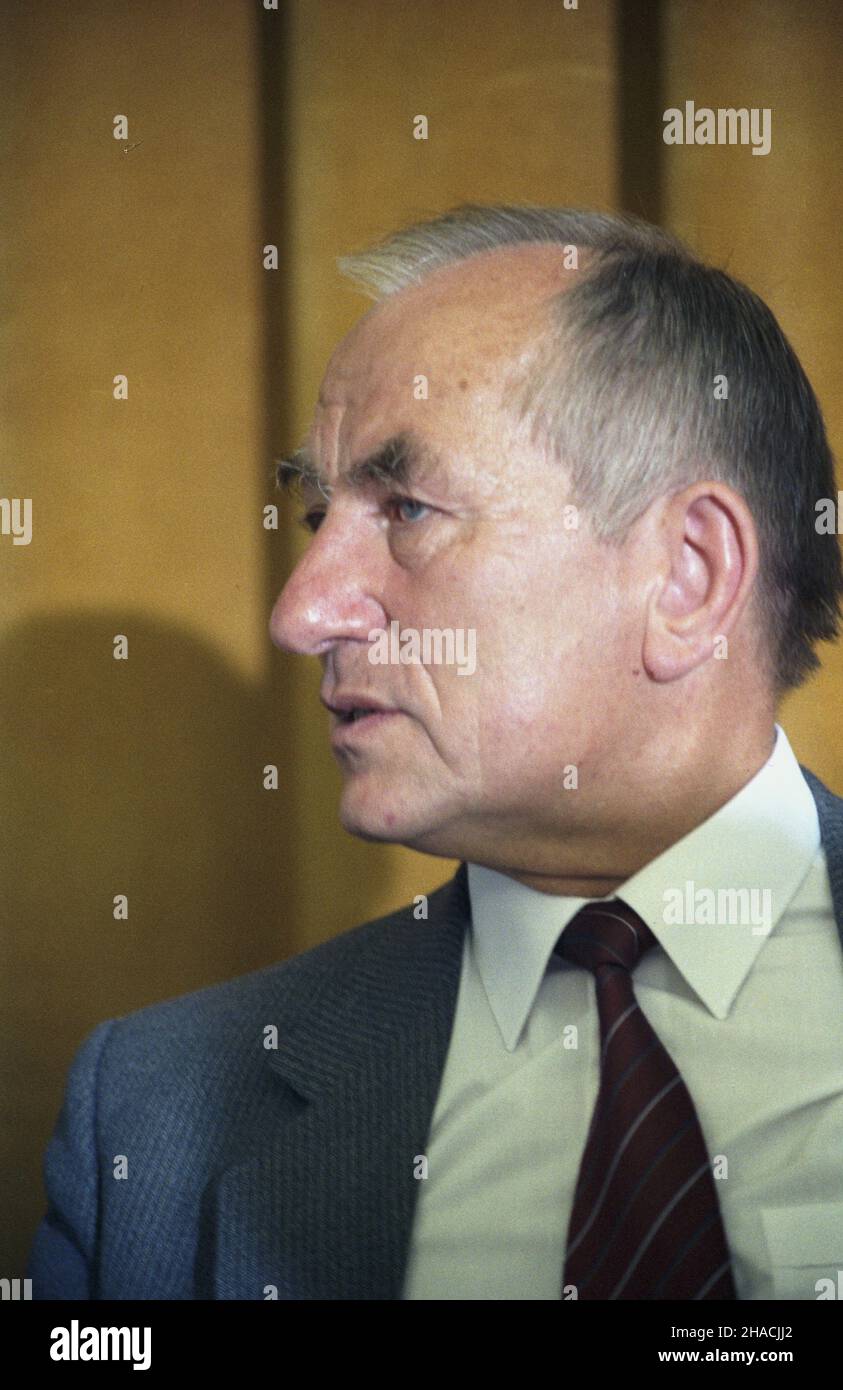 Warszawa 24.07.1986. Przewodnicz¹cy Komitetu ds. Radia i Telewizji Janusz Roszkowski na II Plenum Komitetu Centralnego Polskiej Zjednoczonej Partii Robotniczej (KC PZPR). msa PAP/Grzegorz Rogiñski Varsavia, 24 luglio 1986. Presidente del Comitato radio e Televisione Janusz Roszkowski in occasione della seconda sessione plenaria del Comitato Centrale del Partito dei lavoratori Uniti polacco. msa PAP/Grzegorz Roginski Foto Stock