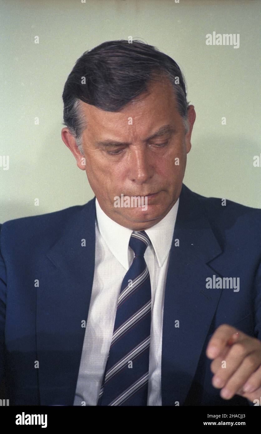 Warszawa 24.07.1986. Cz³onek Biura Politycznego KC PZPR i Minister spraw zagranicznych Marian Orzechowski na II Plenum Komitetu Centralnego Polskiej Zjednoczonej Partii Robotniczej (KC PZPR). msa PAP/Grzegorz Rogiñski Varsavia, 24 luglio 1986. Membro dell'Ufficio politico del Comitato Centrale del Partito dei lavoratori Uniti e Ministro degli Esteri polacco, Marian Orzechowski, alla seconda sessione plenaria del Comitato Centrale del Partito dei lavoratori Uniti polacco, msa PAP/Grzegorz Roginski Foto Stock
