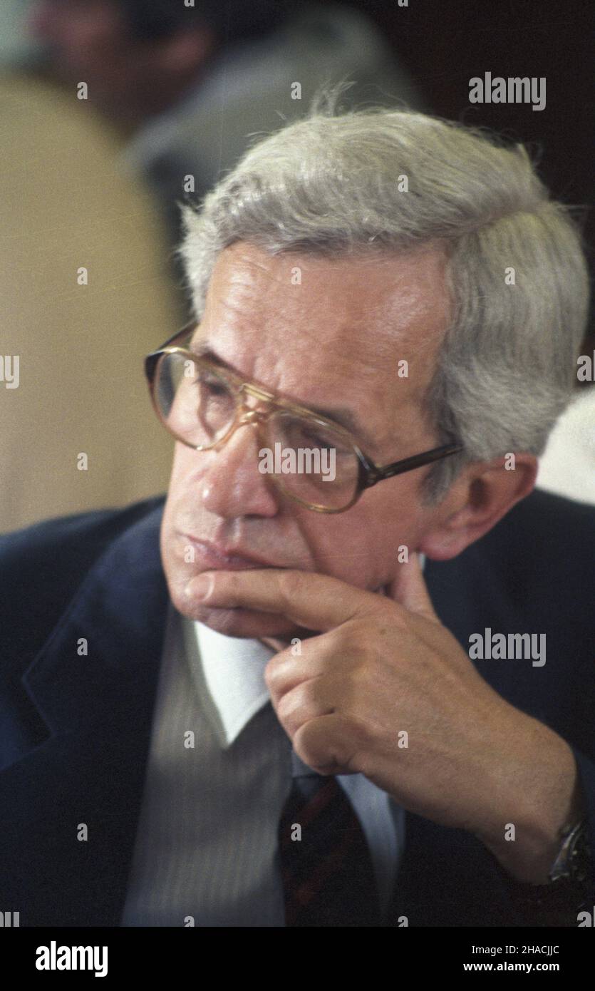 Warszawa 24.07.1986. Dziennikarz i pose³ na Sejm Józef Barecki na II Plenum Komitetu Centralnego Polskiej Zjednoczonej Partii Robotniczej (KC PZPR). msa PAP/Grzegorz Rogiñski Varsavia, 24 luglio 1986. Giornalista e deputato Jozef Barecki alla seconda sessione plenaria del Comitato Centrale del Partito dei lavoratori Uniti polacco, msa PAP/Grzegorz Roginski Foto Stock