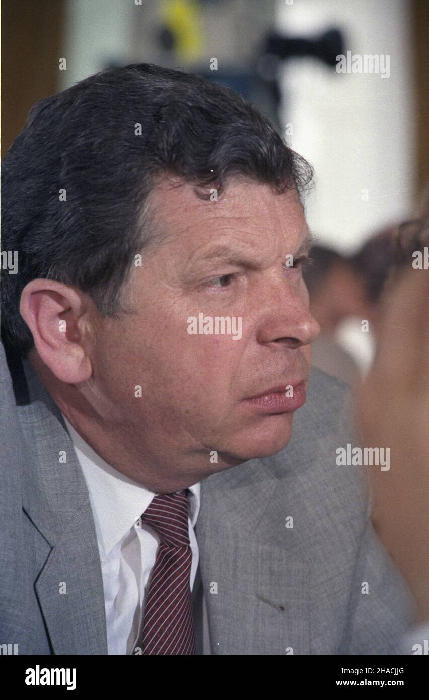 Warszawa 24.07.1986. Zastêpca cz³onka Biura Politycznego KC PZPR i sekretarz KC PZPR Zbigniew Micha³ek na II Plenum Komitetu Centralnego Polskiej Zjednoczonej Partii Robotniczej (KC PZPR). msa PAP/Grzegorz Rogiñski Varsavia, 24 luglio 1986. Membro supplente dell'Ufficio politico e segretario del Comitato Centrale del Partito dei lavoratori Uniti polacco Zbigniew Michalek alla seconda sessione plenaria del Comitato Centrale del Partito dei lavoratori Uniti polacco msa PAP/Grzegorz Roginski Foto Stock