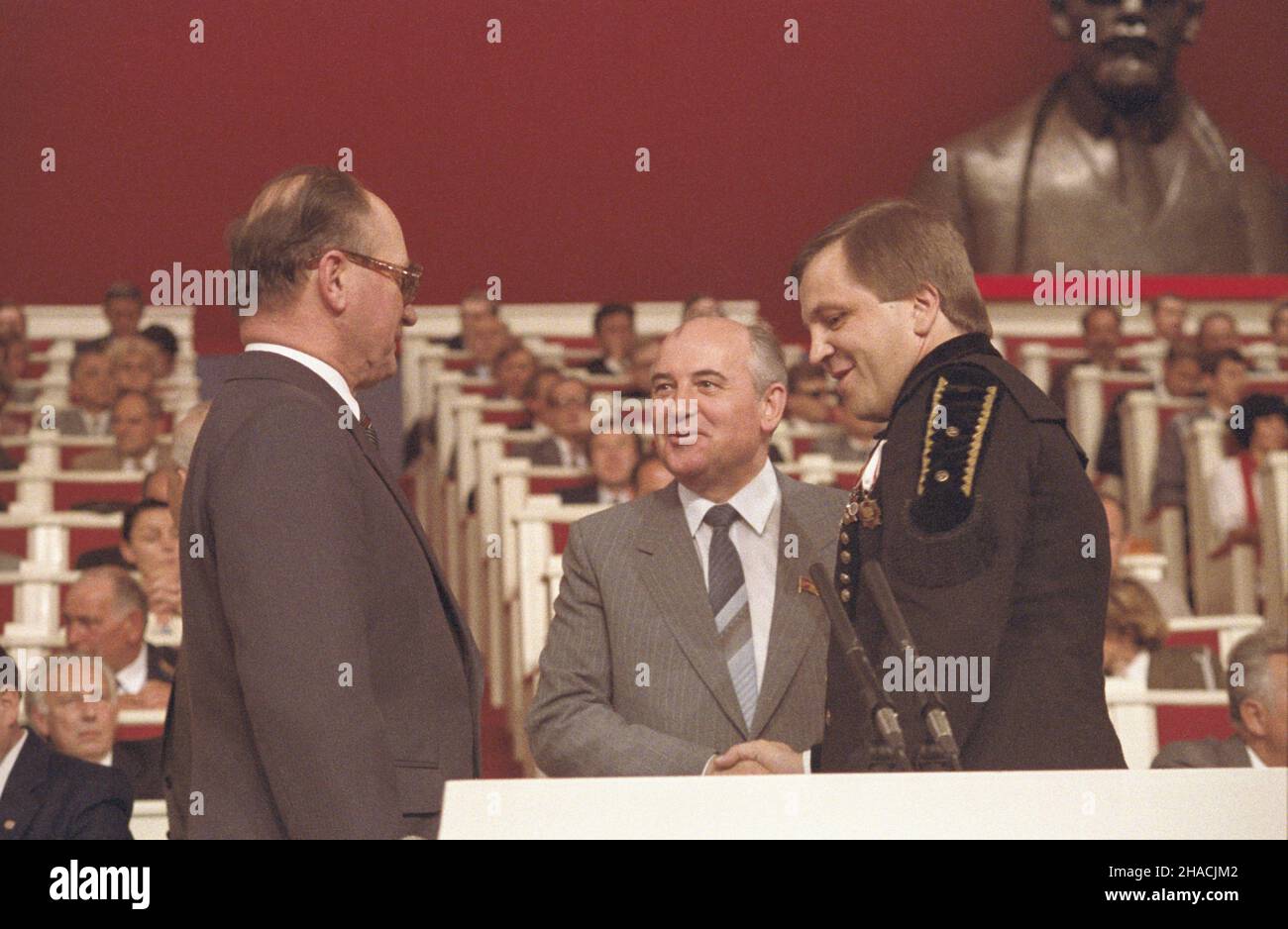 Warszawa 29.06.1986. X Zjazd Polskiej Zjednoczonej Partii Robotniczej (PZPR) w sali Kongressowej Pa³acu Kultury i Nauki (29.06.-3.07.1986). NZ. Na pierwszym planie od lewej: przewodnicz¹cy Rady Pañstwa PRL i sekretarz Komitetu Centralnego PZPR genera³ Wojciech Jaruzelski, sekretarz generalny Komunistycznej Partii Zwi¹zku Radzieckiego (KPZR) Michai³ Gorbaczow, jeden z przewodnicz¹cych obrad sa górnik B¹bka Jan/PAP Varsavia, 29 giugno 1986. 10° Congresso del Partito operaio Unito polacco presso la Sala Congressi del Palazzo della Cultura e della Scienza (dal 29 giugno al 3 luglio 1986). Foto Stock