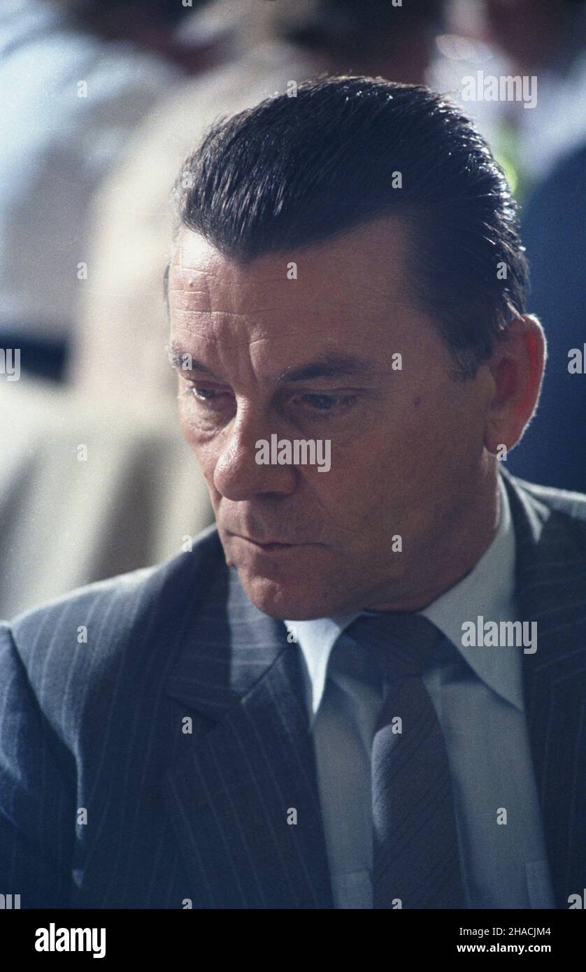 Warszawa 24.07.1986. Sekretarz KC PZPR Kazimierz Cypryniak na II Plenum Komitetu Centralnego Polskiej Zjednoczonej Partii Robotniczej (KC PZPR). msa PAP/Grzegorz Rogiñski Varsavia, 24 luglio 1986. Segretario del Comitato Centrale del Partito operaio Unito polacco Kazimierz Cipryniak alla seconda sessione plenaria del Comitato Centrale del Partito operaio Unito polacco msa PAP/Grzegorz Roginski Foto Stock