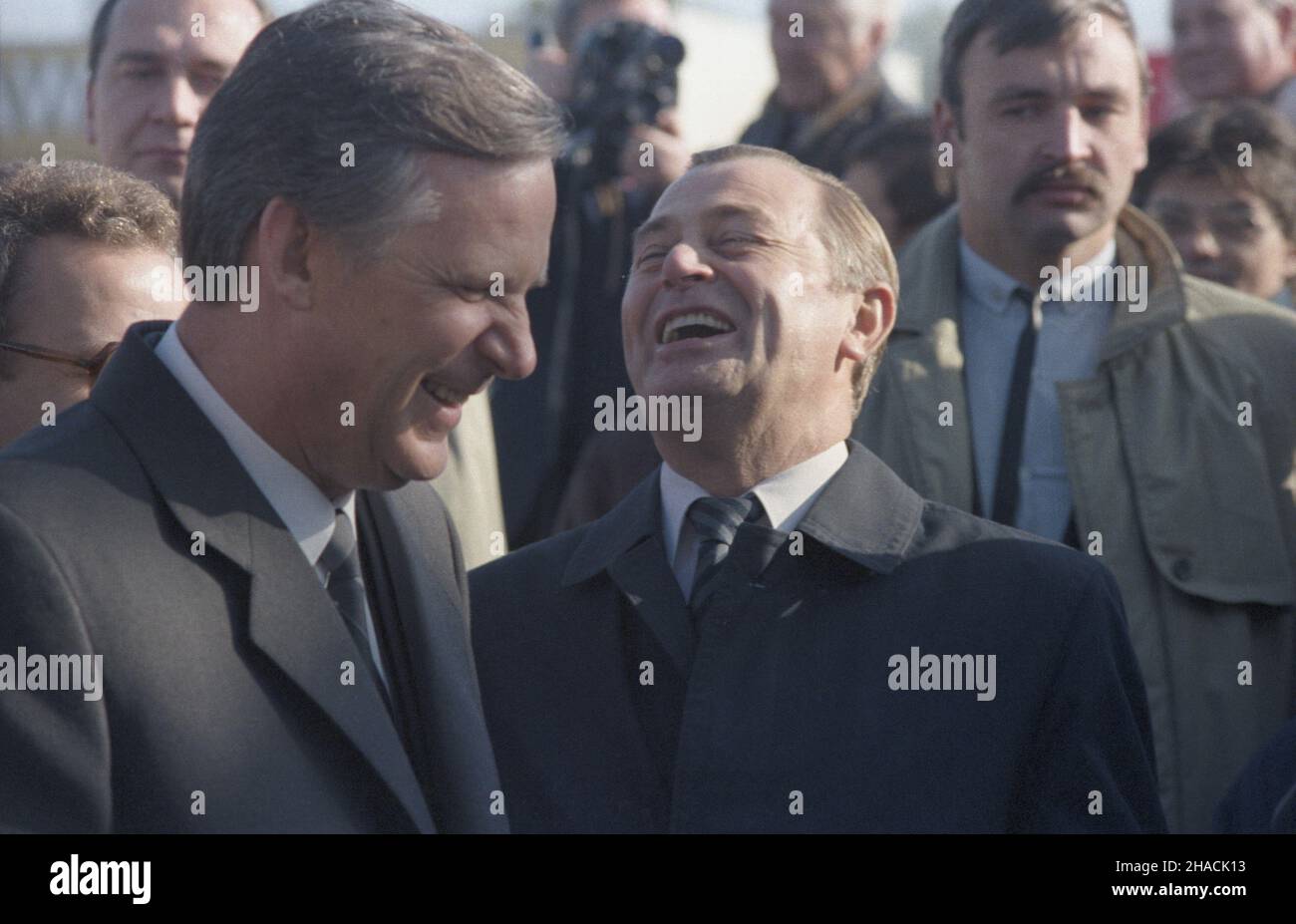 Warszawa 13.10.1986. Wizyta premiera Zwi¹zku Radzieckiego Niko³aja Ry¿kowa w Polsce (13-15.10). NZ. Powitanie na lotnisku Okêcie. Niko³aj Ry¿kow (L) i Premier rz¹du PRL Zbigniew Messner (P). msa PAP/Wojciech Kryñski Varsavia, 13 ottobre 1986. Il primo ministro dell'Unione Sovietica Nikolai Ryzhkov effettua una visita in Polonia (13-15 ottobre). Nella foto: Cerimonia di benvenuto all'aeroporto di Okecie. Nikolai Ryzhkov (L) e primo ministro della Repubblica popolare di Polonia Zbigniew Messner (R). msa PAP/Wojciech Krynski Foto Stock