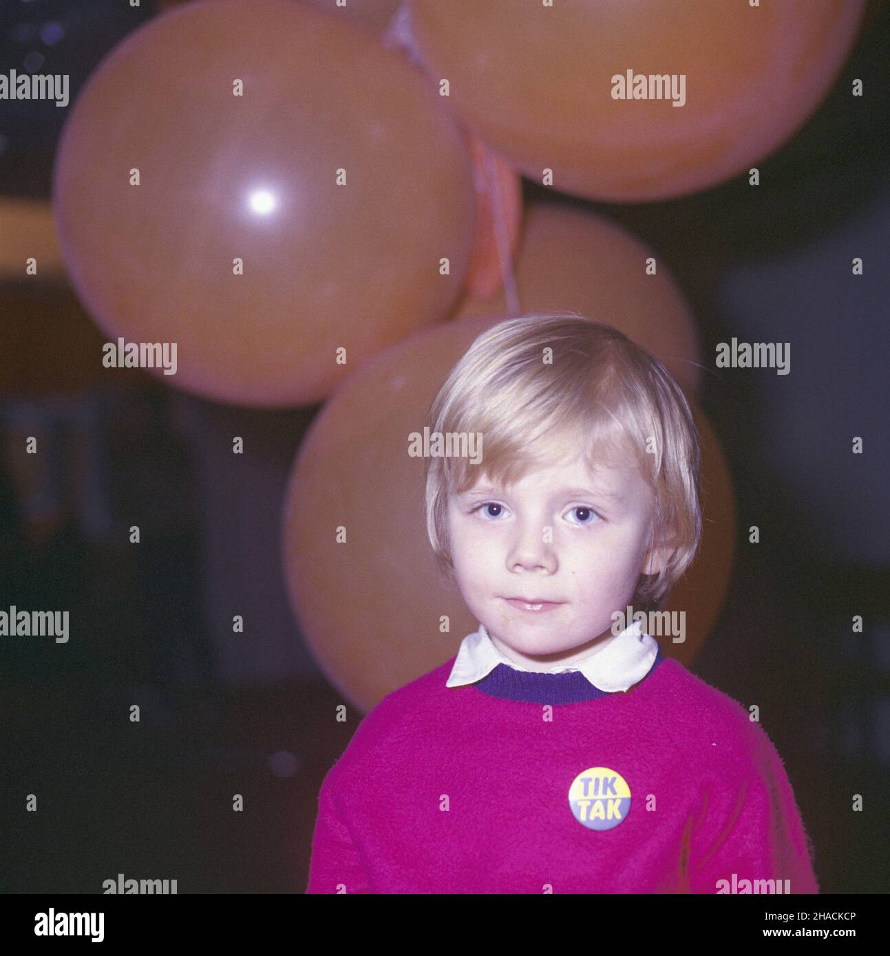 Warszawa 02.1987. Zabawa karnawa³owa dla dzieci w Pañstwowej Interpress. ka PAP/Grzegorz Rogiñski Dok³adny dzieñ wydarzenia nieustalony. Varsavia febbraio 1987. Palla di carnevale per bambini presso l'agenzia statale Interpress. ka PAP/Grzegorz Roginski Data evento sconosciuto. Foto Stock