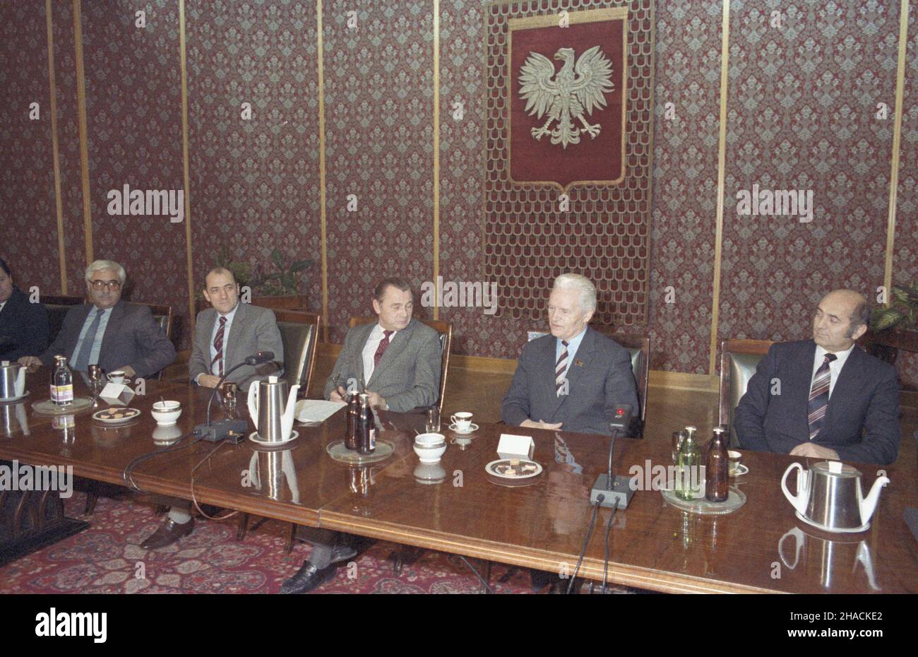 Ottock 03.1987. Posiedzenie Komisji Rady Wzajemnej Pomocy Gospodarczej do spraw Produkcji i Kontroli Urz¹dzeñ dla Elektrowni Atomowych w Instytucie Badañ J¹drowych w Œwierku. NZ. m.in.: wicePremier Zbigniew Sza³ajda (2L), wicePremier ds. Ekonomicznych Zbigniew Messner (3L). ka PAP/Grzegorz Rogiñski Dok³adny dzieñ wydarzenia nieustalony. Otwock, marzo 1987. La Commissione del Consiglio per l'assistenza economica reciproca per la produzione e il controllo delle apparecchiature delle centrali nucleari si riunisce presso l'Istituto di ricerca nucleare di Swierk. Raffigurato tra gli altri: vice primo Ministro Zbigniew Sz Foto Stock