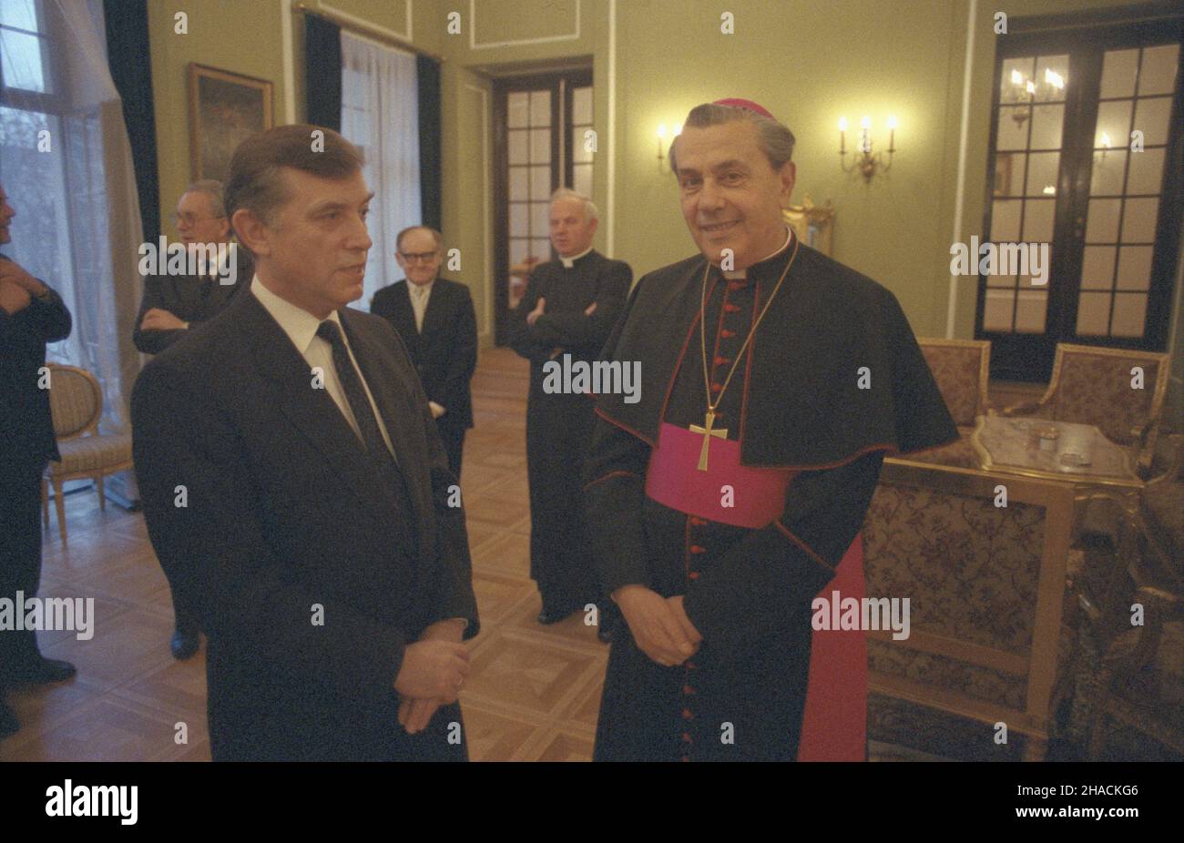 Warszawa 21.04.1987. Wizyta sekretarza Rady Spraw Publicznych Koœcio³a Achille Silvestriniego w Polsce (21-27.04.1987). ministro spraw zagranicznych Marian Orzechowski i arcybiskup Achille Silvestrini w pa³acyku Ministerstwa Spraw Zagranicznych przy ul. Foksal. ka PAP/Wojciech Kryñski Varsavia, 21 aprile 1987. Visita in Polonia del Segretario Vaticano per gli Affari pubblici Achille Silvestrini (21-27 aprile). Nella foto: Il Ministro degli Affari Esteri polacco Marian Orzechowski e l'Arcivescovo Achille Silvestrini alla Farnesina in via Foksal. ka PAP/Wojciech Krynski Foto Stock