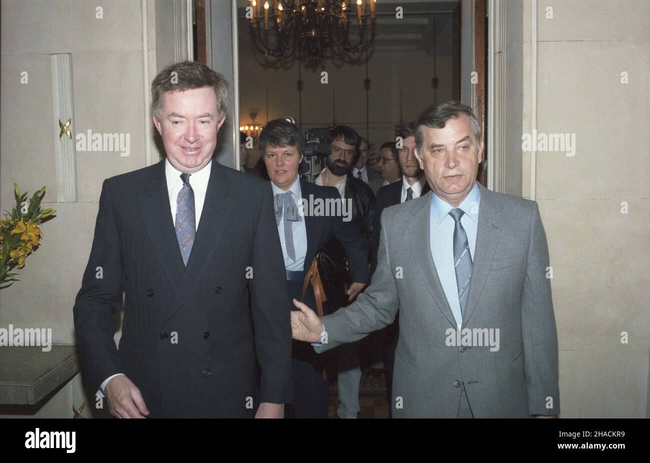 Warszawa 04.05.1987. Wizyta minima spraw zagranicznych Kanady Joe Clarka w Polsce (03-05.05.1987). NZ. Joe Clark (L) i Minister spraw zagranicznych PRL Marian Orzechowski (P). ka PAP/Jan Morek Varsavia, 4 maggio 1987. Il ministro degli Affari Esteri canadese Joe Clark visita la Polonia (3-5 maggio). Nella foto: Joe Clark (l) e il ministro degli Esteri polacco, Marian Orzechowski (r), ka PAP/Jan Morek Foto Stock