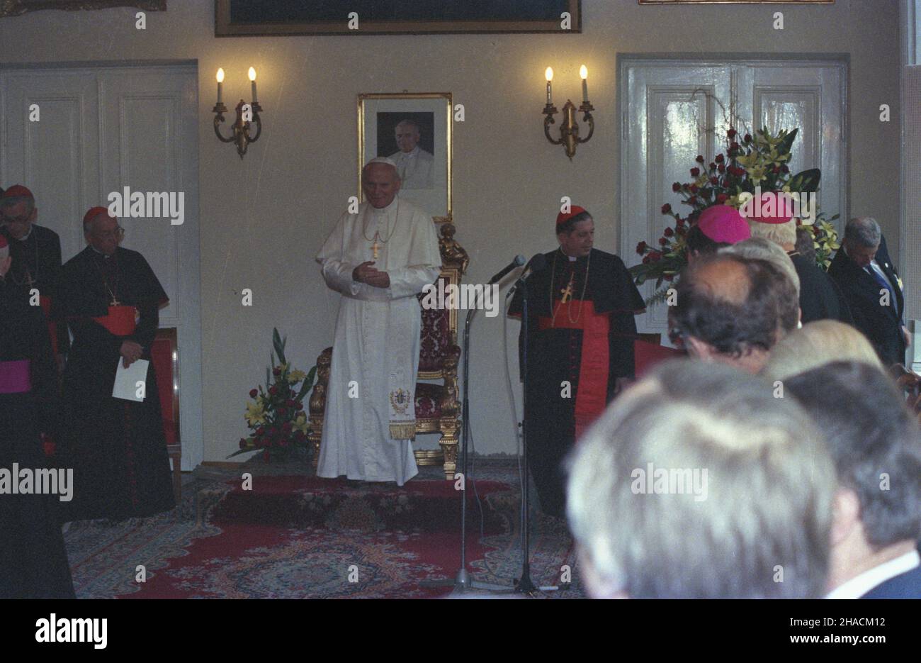 Warszawa 08.06.1987. III pielgrzymka papie¿a Jana Paw³a II do Polski. NZ. Spotkanie ekumeniczne Ojca Œwiêtego, w rezydencji arcybiskupów warszawskich przy ul. Miodowej, z przedstawicielami Koœcio³ów chrzeœcijañskich. Z prawej prymas polski kardyna³ Józef Glemp. ka PAP/Jan Morek Varsavia, 8 giugno 1987. Papa Giovanni Paolo II incontra le gerarchie cristiane nella residenza degli arcivescovi a Varsavia durante il suo terzo pellegrinaggio in Polonia. Il Cardinale Jozef Glemp. ka PAP/Jan Morek, a destra, è il primate cattolico Foto Stock