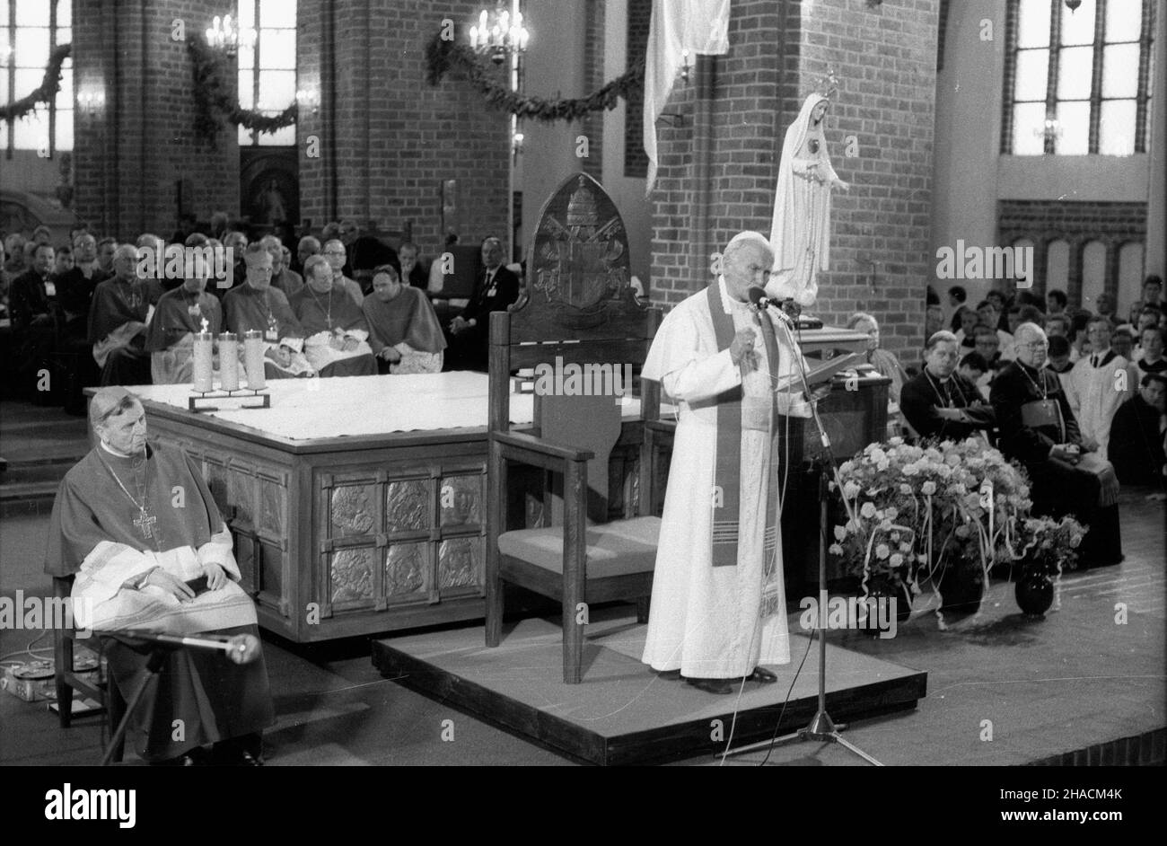 Szczecin, 1987-06-11. III pielgrzymka Ojca Œwiêtego Jana Paw³a II do Polski. Spotkanie z klerykami, kap³anami, zakonnikami i zakonnicami w bazylice archivkatedralnej œw. Jakuba. NZ. m.in.: arcybiskup Kazimierz Majdañski (1L), papie¿ Jan Pawe³ II (2L), prymas polski, kardyna³ - Józef Glemp (3L) i kardyna³ Henryk Gulbinowicz (4L) ppr PAP/CAF/Jerzy Undro Szczecin, 11 giugno 1987. 3° pellegrinaggio del Santo Padre Giovanni Paolo II in Polonia. L'incontro con gli studenti, i sacerdoti, i monaci e le monache della Basilica dell'Arco di San Giacobbe-Cattedrale. Nella foto: Mons. Kazimierz Majdanski (1° da sinistra), P. Foto Stock