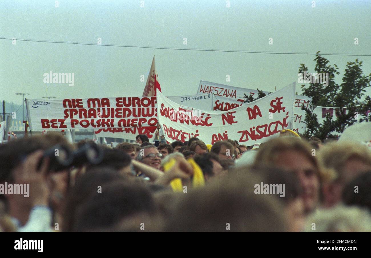 Gdañsk 12.06.1987. III pielgrzymka papie¿a Jana Paw³a II do Polski. Wierni zgromadzeni na mszy œwiêtej odprawianej przez Ojca Œwiêtego dla przedstawicieli œwiata pracy Trójmiasta i ca³ej polski na placu w dzielnicy Zaspa. Transparenty z napisami: Solidarnoœæ nie da siê podzieliæ ani zniszczyæ, Nie ma sprawiedliwej Europy bez polski niepodleg³ej. uu PAP/Jan Morek Danzica 12 giugno 1987. Il terzo pellegrinaggio di Papa Giovanni Paolo II in Polonia. Fedeli alla Santa Messa per gli operai della Tri-Città e di tutta la Polonia hanno detto dal Santo Padre in una piazza del distretto di Gdansk Zasapa. Nella foto: Banner Foto Stock