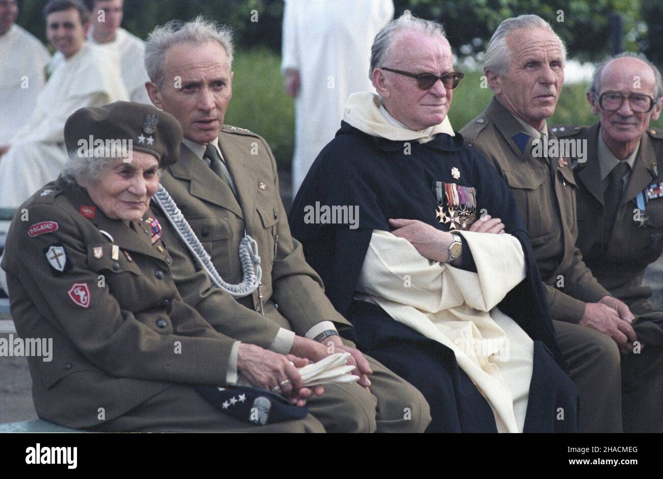 Czêstochowa 12.06.1987. III pielgrzymka papie¿a Jana Paw³a II do Polski. NZ. Wierni s³uchaj¹ przemówienia Ojca Œwiêtego po Apelu Jasnogórskim u podnó¿a sanktuarium matki Bo¿ej na Jasnej Górze. uu PAP/Maciej Musia³ Czestochowa 12 giugno 1987. Il 3° pellegrinaggio di Papa Giovanni Paolo II in Polonia. Nella foto: I fedeli ascoltano il discorso del Santo Padre dopo l'appello di Jasna Gora ai piedi del santuario della Santa Maria Madre di Dio a Jasna Gora. uu PAP/Maciej Musial Foto Stock