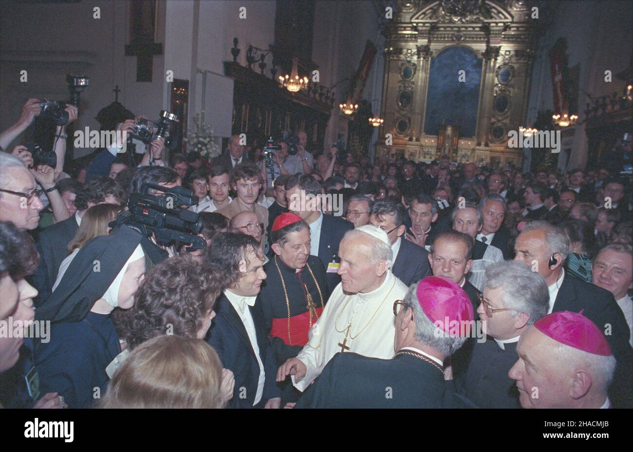 Warszawa 13.06.1987. III pielgrzymka papie¿a Jana Paw³a II do Polski. Spotkanie Ojca Œwiêtego z przedstawicielami œrodowisk twórczych z ca³ego kraju w koœciele Œwiêtego Krzy¿a. Nz. Papie¿ (C) wita siê z dyrygentem Jerzym Maksymiukiem, obok prymas polski kardyna³ Józef Glemp, za Janem Paw³em II osobisty sekretarz Jana Paw³a II ks. Stanis³aw Dziwisz, bp pomocniczy warszawski W³adys³aw Mizio³ek (2P), krajowy duszpasterz œrodowisk twórczych ks. Wies³aw Niewêg³owski (koloratka, 3P). uu PAP/Jan Morek Varsavia 13 giugno 1987. Il terzo pellegrinaggio di Papa Giovanni Paolo II in Polonia. Il Santo Padre me Foto Stock