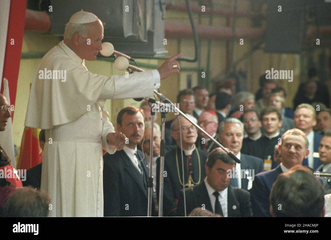 €ódŸ 13.06.1987. III pielgrzymka papie¿a Jana Paw³a II do Polski. Spotkanie Ojca Œwiêtego z w³ókniarkami w £ódzkich Zak³adach Przemys³u Bawe³nianego Uniontex. uu PAP/Wojciech Kryñski Lodz, 13 giugno 1987. Terzo pellegrinaggio di Papa Giovanni Paolo II in Polonia. Nella foto: il papa incontra i lavoratori tessili allo stabilimento Uniontex Cotton di Lodz. uu PAP/Wojciech Krynski Foto Stock