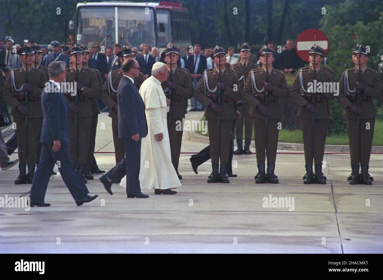 Warszawa 14.06.1987. III pielgrzymka papie¿a Jana Paw³a II do Polski. Ceremonia po¿egnania Ojca Œwiêtego (C) na lotnisku wojskowym Okêcie. Obok papie¿a przewodnicz¹cy Rady Pañstwa PRL Wojciech Jaruzelski, z lewej szef protoko³u dypsomatycznego Roman Czy¿ycki. uu PAP/Tomasz Pra¿mowski Varsavia 14 giugno 1987. Il terzo pellegrinaggio di Papa Giovanni paolo II in Polonia. La cerimonia di congedo è stata inita al Santo Fatr (centro) presso l'aeroporto militare di Okcie. Accanto al presidente pointiff del PRL Consiglio di Stato Wojciech Jaruzelski, da sinistra capo del protocollo diplomatico Romano Czyzycki. uu PAP/Tom Foto Stock