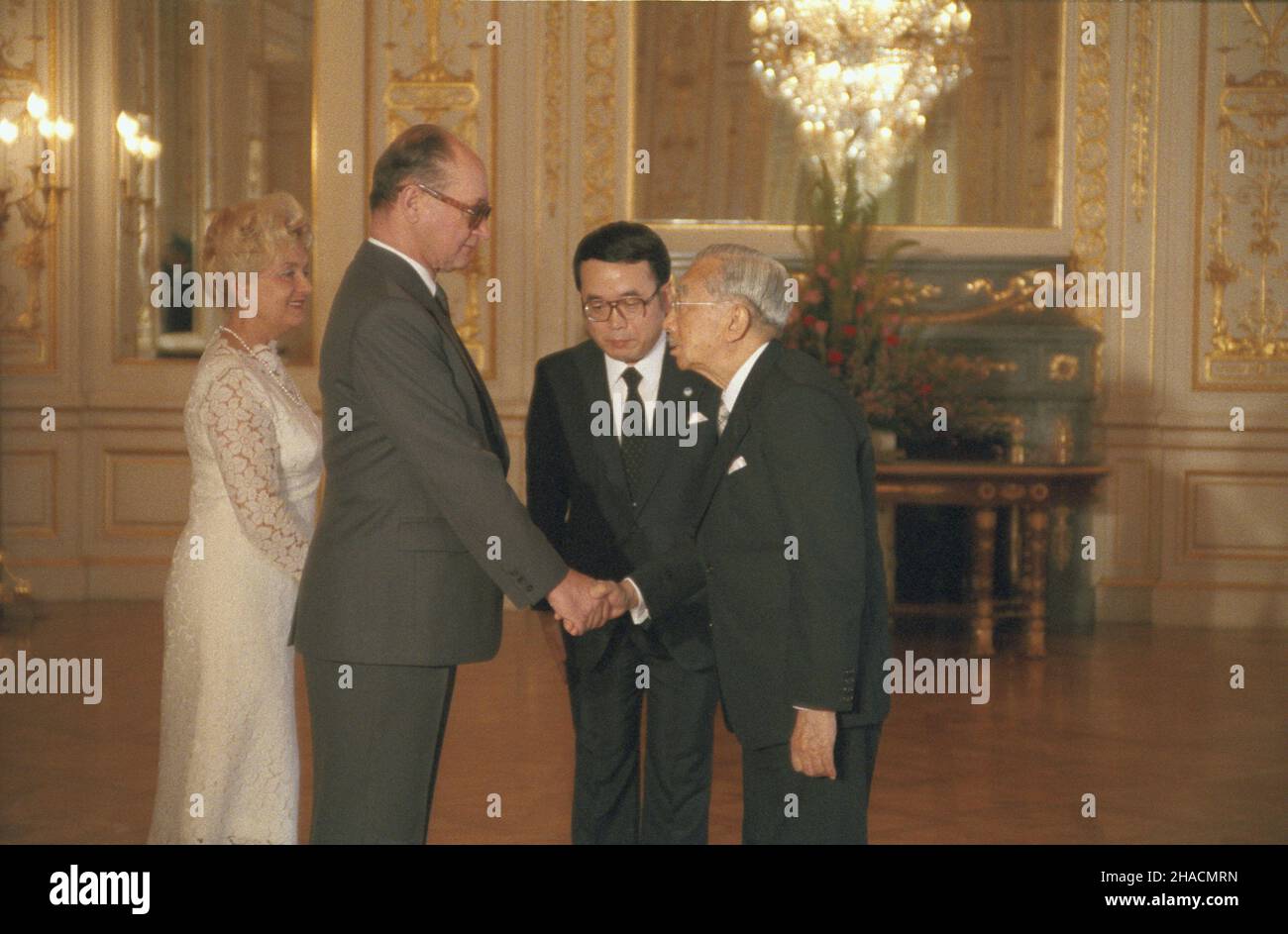 Japonia Tokio 29.06.1987. Wizyta pañstwowa przewodnicz¹cego Rady Pañstwa PRL gen. Wojciecha Jaruzelskiego w Japonii. Powitanie polskiego przywódcy w pa³acu cesarza Hirohito. NZ. Wojciech Jaruzelski (2L) z ma³¿onk¹ Barbar¹, cesarz Hirohito (P). uu PAP/Grzegorz Rogiñski Tokyo, 29 giugno 1987. Il Capo dello Stato polacco, il generale Wojciech Jaruzelski, visita il Giappone. Nella foto: Wojciech Jaruzelski (2L), moglie Barbara (1L), imperatore Hirohito (1R). uu PAP/ Grzegorz Roginski Foto Stock