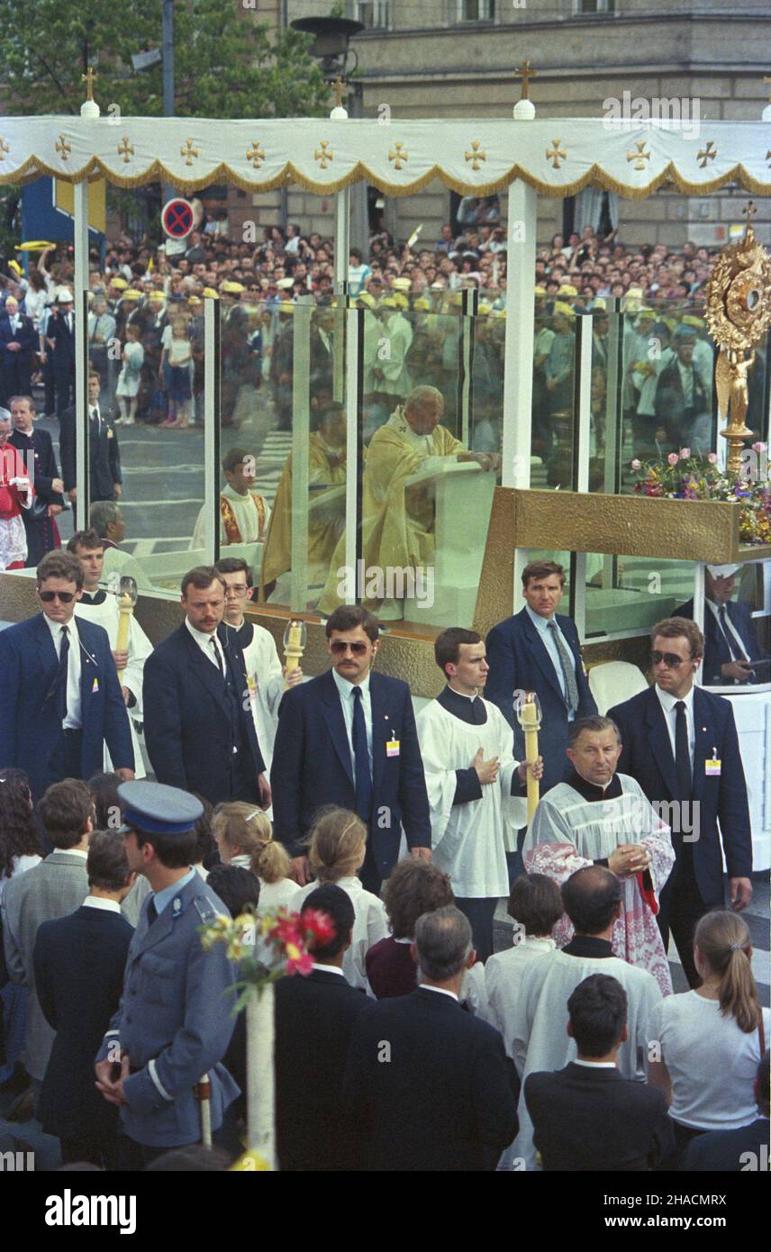 Warszawa 14.06.1987. III pielgrzymka papie¿a Jana Paw³a II do Polski. Procesja z Najœwiêtszym Sakramentem ulicami Marsza³kowsk¹, Królewsk¹, Krakowskim Przedmieœciem ku placu Zamkowemu. NZ. samochód - kaplica, w której Ojciec Œwiêty i prymas polski kardyna³ Józef Glemp na klêczkach adoruj¹ Hostiê umieszczon¹ w monstrancji ofiarowanej w 1897 r. katedrze gnieŸnieñskiej przez abp. Floriana Stablewskiego z okazji 900 rocznicy œmierci œw. Wojciecha. uu PAP/Tomasz Pra¿mowski Varsavia 14 giugno 1987. Terzo pellegrinaggio di Papa Giovanni Paolo II in Polonia. La processione con il Sacramento del Mar Foto Stock