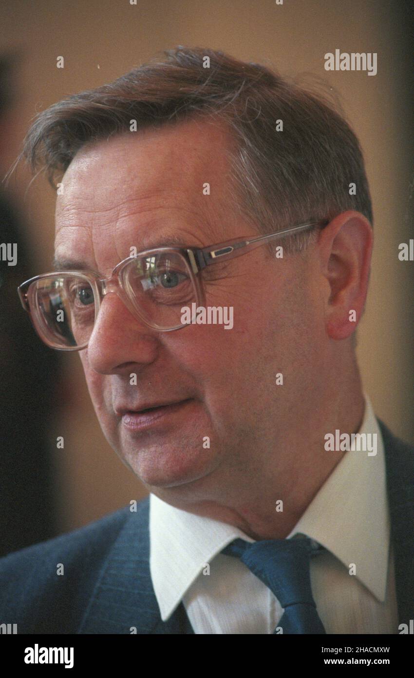 Warszawa 07.1987. Aleksander Krawczuk, ministro kultury i sztuki w rz¹dzie Zbigniewa Messnera. uu PAP/Jan Morek Dok³adny dzieñ wydarzenia nieustalony. Varsavia luglio 1987. Aleksander Krawczuk, il ministro della Cultura e delle Arti allo Zbigniew Messner governennt. uu PAP/Jan Morek data esatta sconosciuta. Foto Stock