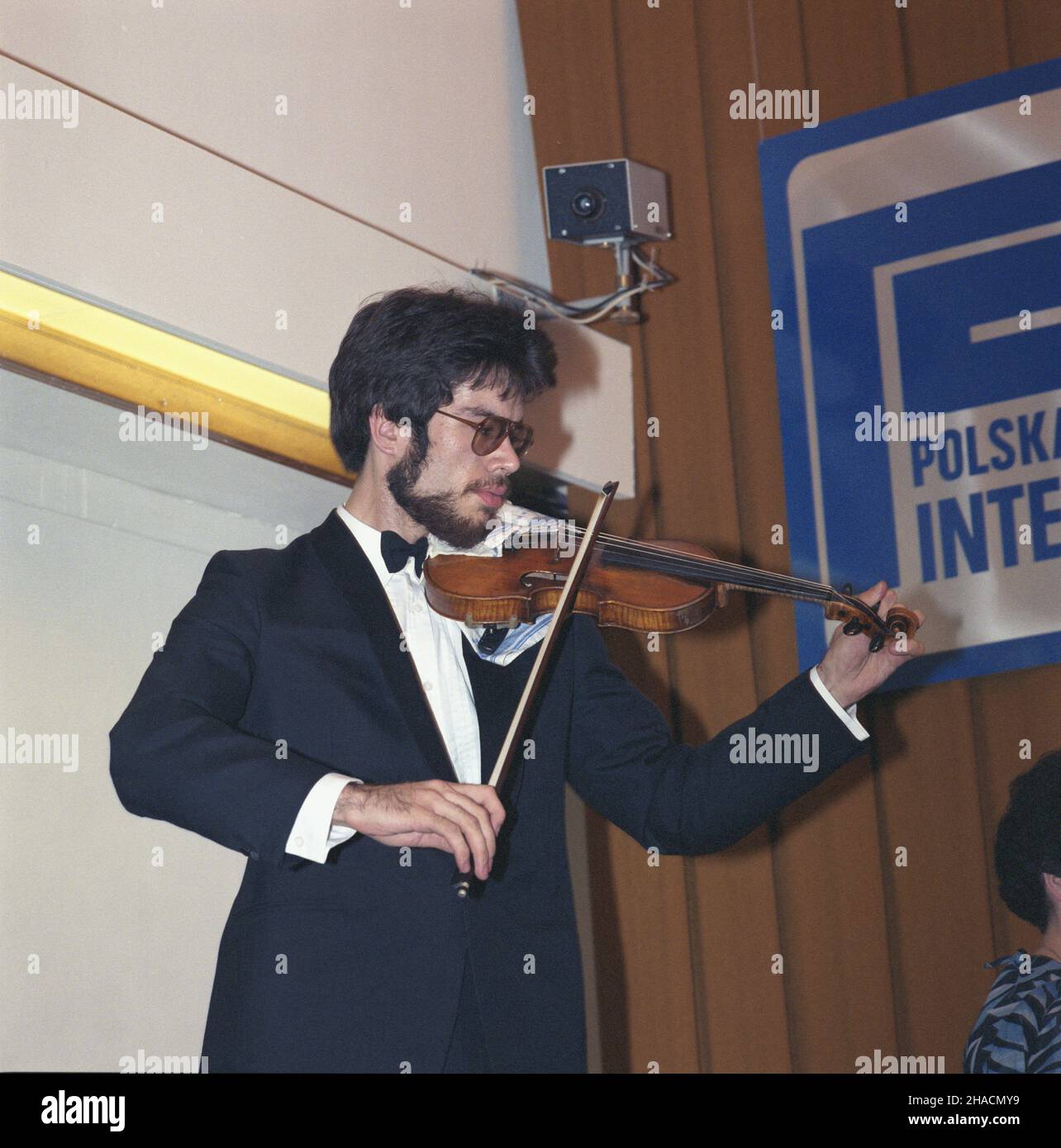 Warszawa 07.1987. Miniconsiderando w Polskiej Agencji Interpress radzieckiego skrzypka Jewgienija Buszkowa, zdobywcy i nagrotty IX Miêdzynarodowego Konkursu Skrzypcowego im. Henryka Wieniawskiego w Poznaniu (1986 r.) uu PAP/Tomasz Pra¿mowski Dok³adny dzieñ wydarzenia nieustalony. Varsavia luglio 1987. Il miniconsiderando presso l'Agenzia polacca Interpress del violinista sovietico Evgeny Bushkov, il vincitore del 1 ° premio del 9 ° Henryk Wieniawski International Violin Competition a Poznan (1986). uu PAP/Tadeusz Prazmowski data esatta sconosciuta. Foto Stock