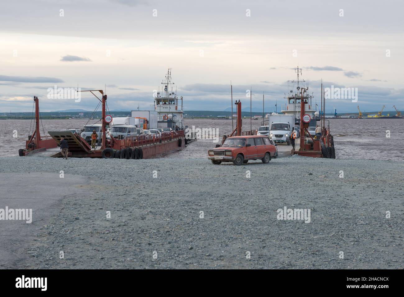 SALEHARD, RUSSIA - 29 AGOSTO 20181: Due traghetti scaricano automobili sulle rive del fiume OB in una serata di agosto. Traghetto auto nella città di Salekhard Foto Stock