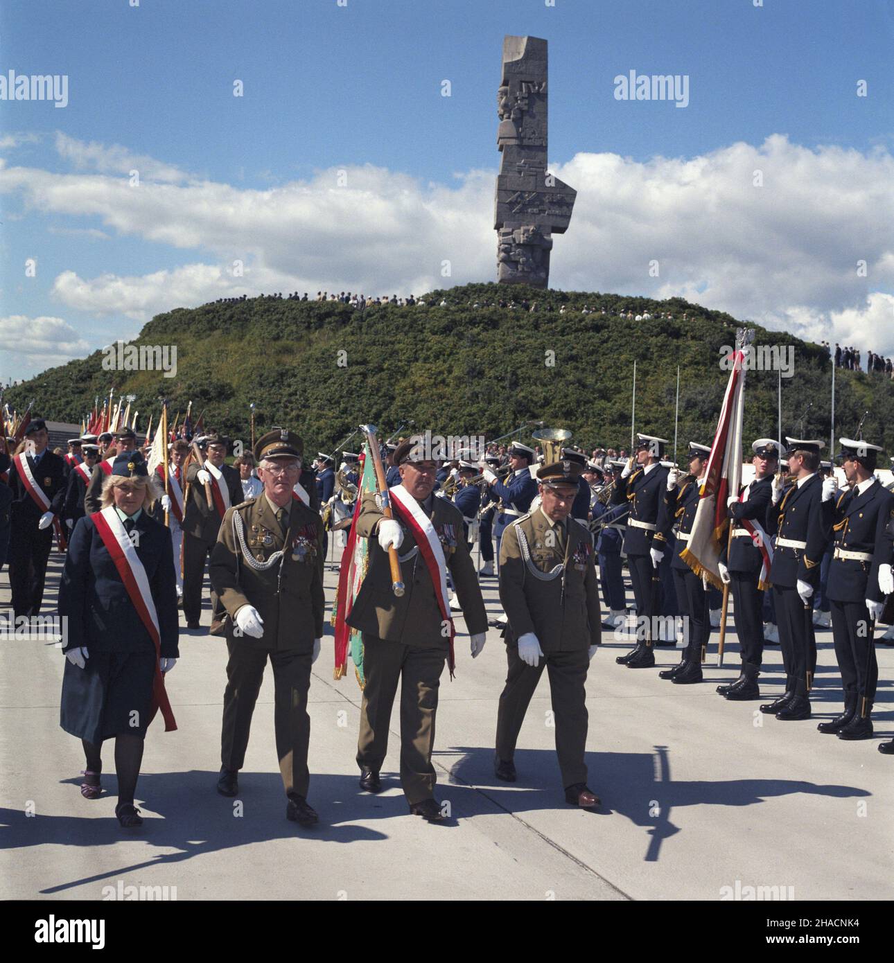 Gdañsk 01.09.1987. Pokojowe spotkanie m³odzie¿y na Westerplatte w czterdziest¹ ósm¹ rocznicê wybuchu II wojny œwiatowej, w którym udzia³ wziêli równie¿ przedstawiciele najwiêkszych zak³adów pracy Trójmiasta oraz kombatanci - obroñcy Westerplatte i Poczty Polskiej. uu PAP/Jan Morek Danzica 01 settembre 1987. A Westerplatte si è svolto un tranquillo incontro giovanile sulla 48a epidemia della seconda Guerra Mondiale, cui hanno partecipato anche rappresentanti delle più grandi piante della Trisia di Gdansk-Sopot-Gdynia, veterani di guerra - i difensori del Post Polacco. uu PAP/Jan Morek Foto Stock