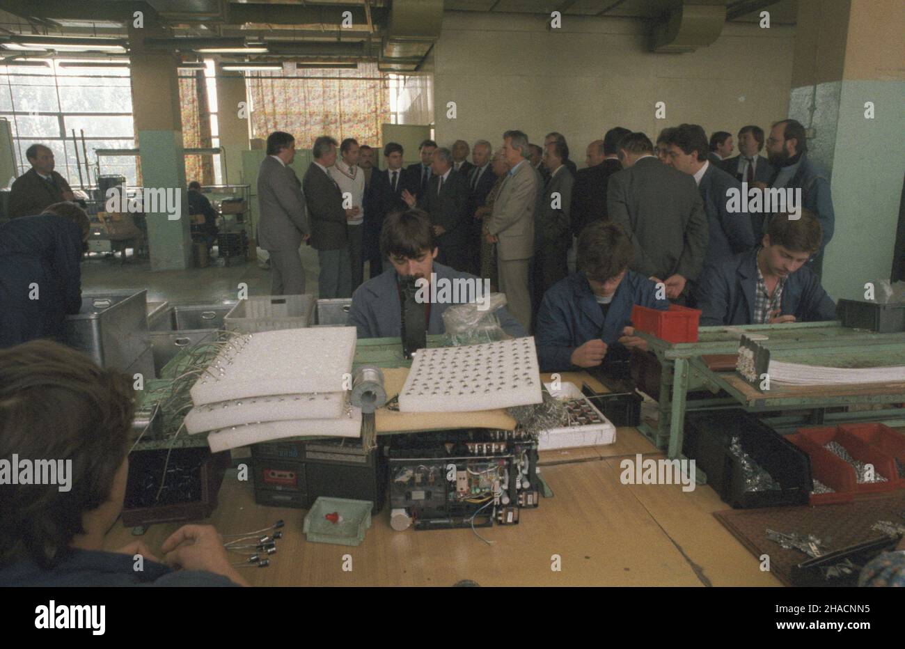 Warszawa 20.09.1987. Obchody Dni Pragi w Polski stolicy. Spotkanie delegacji w³adz Pragi z pracownikami Zak³adów Radiowych im. Marcina Kasprzaka. uu PAP/Grzegorz Rogiñski Varsavia 20 settembre 1987. Cerimonie che segnano i giorni di Praga nella capitale della Polonia. Le autorità di Praga incontrano i lavoratori della centrale radio Marcin Kasprzak. uu PAP/Grzegorz Roginski Foto Stock