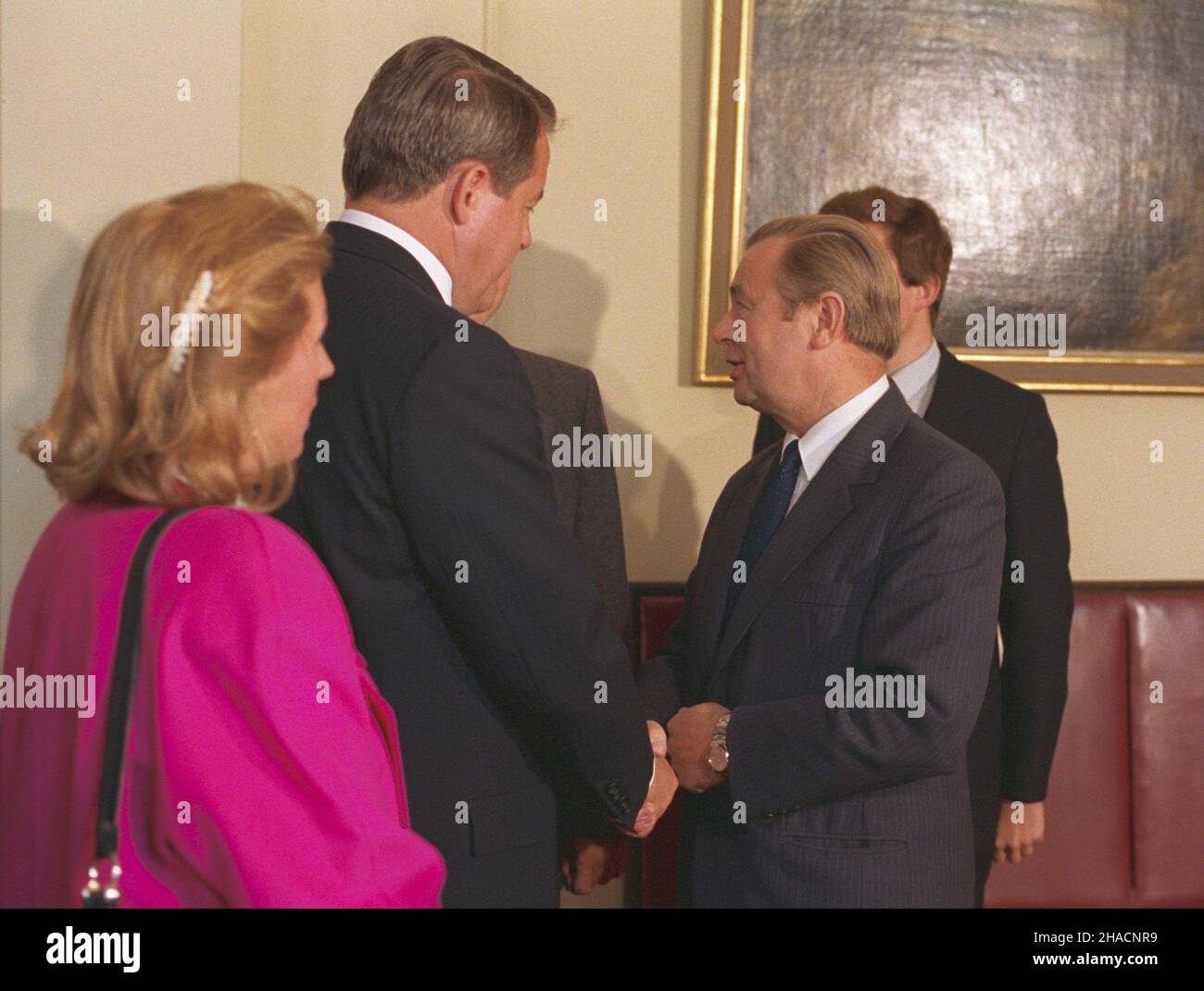 Warszawa 22.09.1987. Wizyta kanclerza Federalnego Republiki Austrii Franza Vranitzky'ego (2L) w Polsce. Spotkanie z prezesem Rady Ministrów PRL Zbigniewem Messnerem (P) w Urzêdzie Rady Ministrów. uu PAP/Grzegorz Rogiñski Varsavia 22 settembre 1987. Il Cancelliere austriaco Franz Vranitzky (2L) visita la Polonia. Vranitzky incontra il primo ministro polacco Zbigniew Messner (R) presso il Consiglio dei ministri uu PAP/Grzegorz Roginski Foto Stock