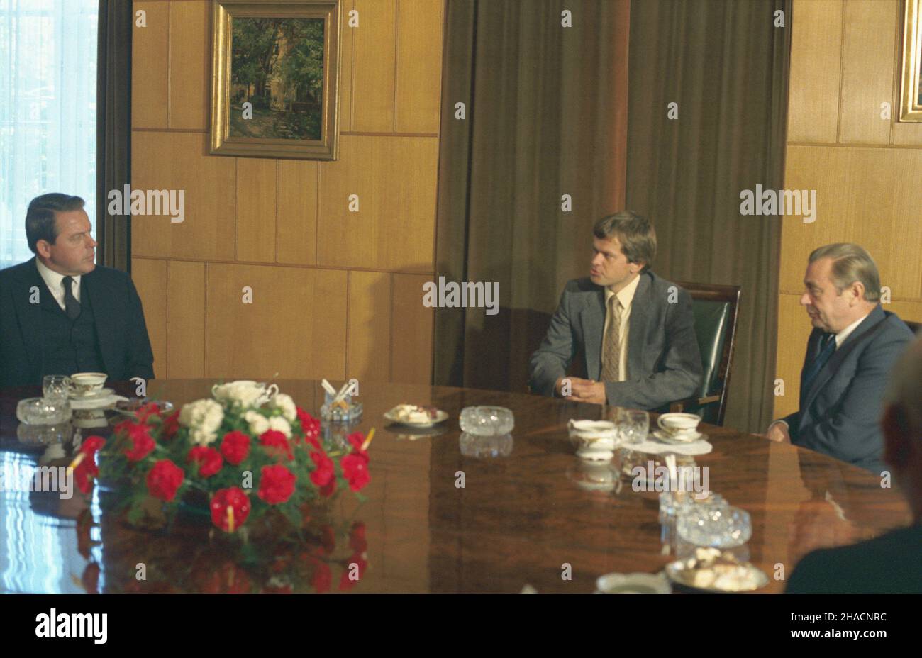 Warszawa 22.09.1987. Wizyta kanclerza Federalnego Republiki Austrii Franza Vranitzky'ego (P) w Polsce. Spotkanie z prezesem Rady Ministrów PRL Zbigniewem Messnerem (P) w Urzêdzie Rady Ministrów. Centralnie t³umacz Andrzej Szynka. uu PAP/Grzegorz Rogiñski Varsavia 22 settembre 1987. Il Cancelliere austriaco Franz Vranitzky (L) visita la Polonia. Vranitzky incontra il primo ministro polacco Zbigniew Messner (R) presso il Consiglio dei ministri. Nel centro traduttore Andrzej Szynka. uu PAP/Grzegorz Roginski Foto Stock