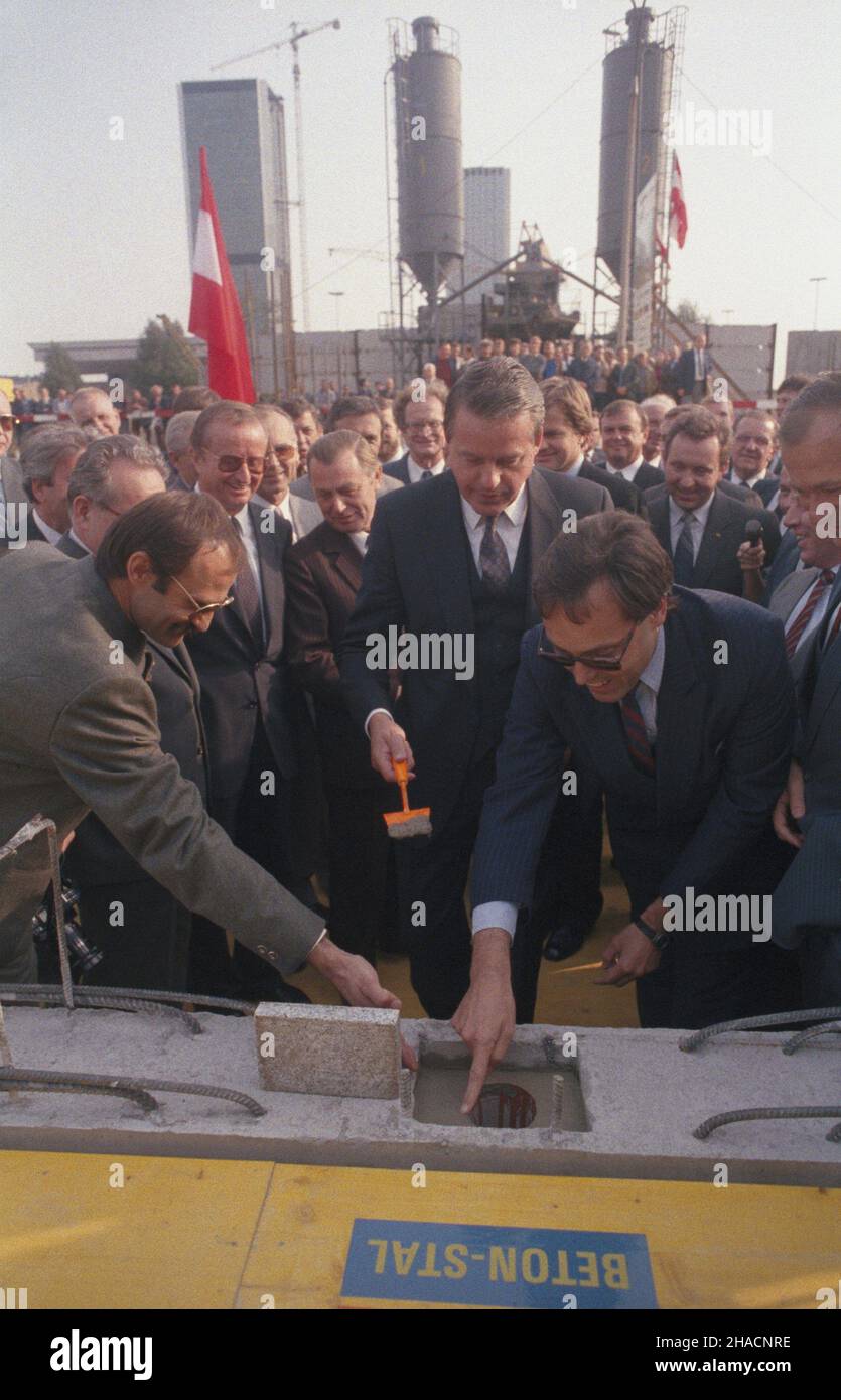 Warszawa 22.09.1987. Wizyta kanclerza Federalnego Republiki Austrii Franza Vranitzky'ego w Polsce. Uroczystoœæ wmurowania kamienia wêgielnego pod budowê hotelu powstaj¹cego we wspó³pracy polsko-austriackiej przy ulicy Z³otej. NZ. m.in. Franz Vranitzky (C), prezes Rady Ministrów Zbigniew Messner (za kanclerzem z lewej). uu PAP/Grzegorz Rogiñski Varsavia 22 settembre 1987. Il Cancelliere federale della Repubblica d'Austria Franz Vranitzky (centro) in Polonia. Il cantiere di costruzione di un hotel costruito in via Zlota in collaborazione con l'Austria. Nella foto: Franz Vranitzky (centro), presidente della Foto Stock