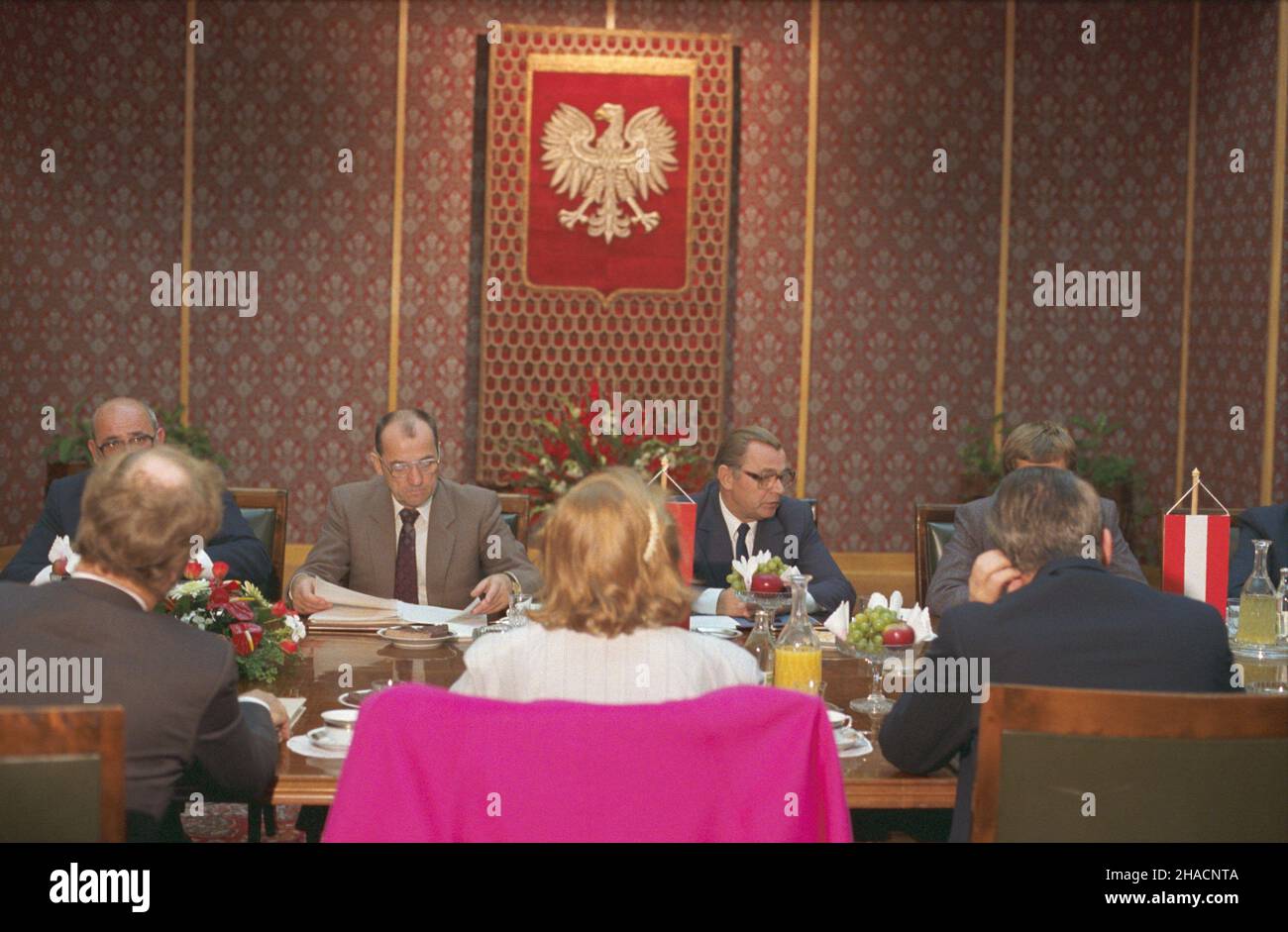 Warszawa 22.09.1987. Wizyta kanclerza Federalnego Republiki Austrii Franza Vranitzky'ego w Polsce. Rozmowy w Urzêdzie Rady Ministrów (URM). NZ. WicePremier Zbigniew Sza³ajda (L), prezes Rady Ministrów PRL Zbigniew Messner (P). uu PAP/Grzegorz Rogiñski Varsavia 22 settembre 1987. Il Cancelliere austriaco Franz Vranitzky visita la Polonia. Colloqui presso l'Ufficio del Consiglio dei ministri. Nella foto: vice primo Ministro Zbigniew Szalajda (L), primo Ministro polacco Zbigniew Messner (R). uu PAP/Grzegorz Roginski Foto Stock