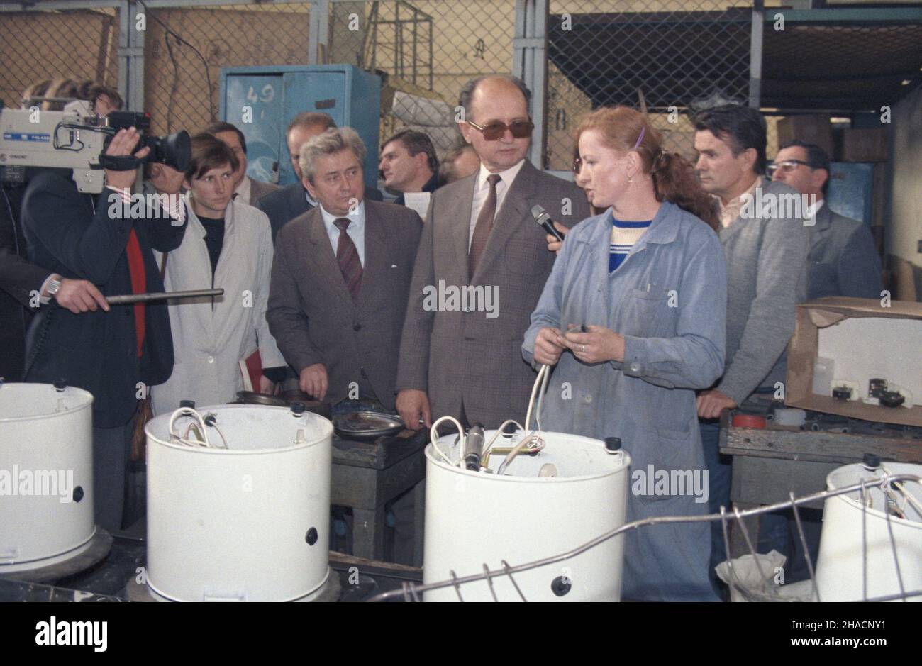 Kielce 14.10.1987. Wizyta i sekretarza Komitetu Centralnego Polskiej Zjednoczonej Partii Robotniczej genera³a Wojciecha Jaruzelskiego w Zak³adach Wyrobów Metalowych. gen. NZ. Jaruzelski w dziale produkcji elektrycznych pralek wirnikowych Frania. ka PAP/Tadeusz ZagoŸdziñski Kielce 14 ottobre 1987. La visita del primo segretario del Comitato Centrale Generale del Partito dei lavoratori Unite Polacco, Wojciech Jaruzelski, presso lo stabilimento di produzione dei metalli di Kielce. Nella foto: Generale Jaruzelski visita il reparto di lavatrici elettriche di Frania. ka PAP/Tadeusz Zagozdzinski Data evento sconosciuta. Foto Stock