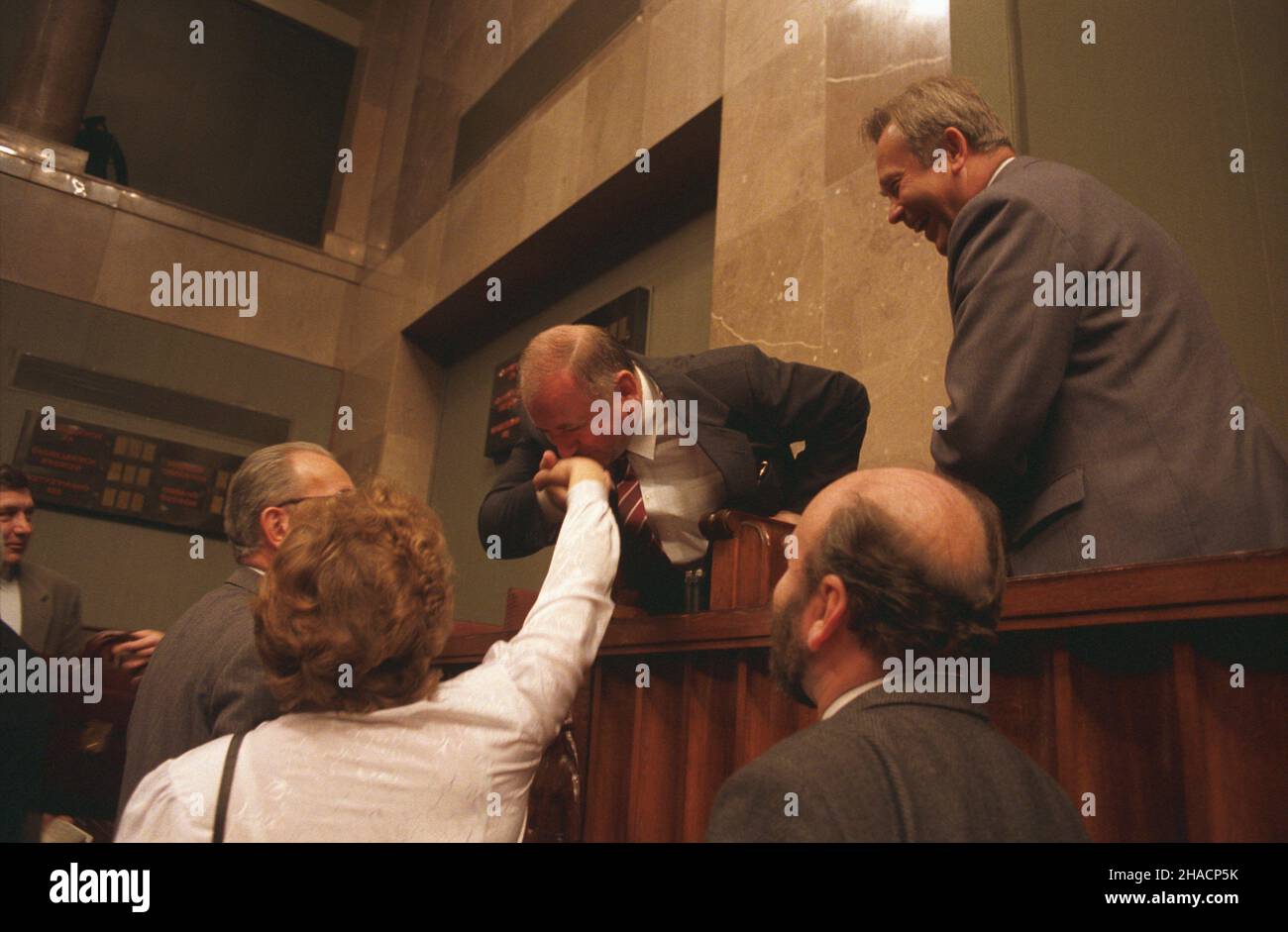 Warszawa 10.1987. Posiedzenie Sejmu IX kadencji Polskiej Rzeczpospolitej Ludowej z udzia³em Rady Ministrów w dniach 24-25 paŸdziernika 1987. NZ. WicePremier Józef Kozio³ (P), ministro rynku wewnêtrznego Jerzy JóŸwiak (2P). uu PAP/Grzegorz Rogiñski Dok³adny dzieñ wydarzenia nieustalony. Varsavia, Polonia, 24-25 ottobre 1987. Il vice primo ministro Jozef Koziol (R) e il ministro del mercato interno Jerzy Jozwiak (2-R) alla riunione del Sejm della Repubblica popolare di Polonia con il Consiglio dei ministri a Varsavia. PAP/JAN MOREK Foto Stock