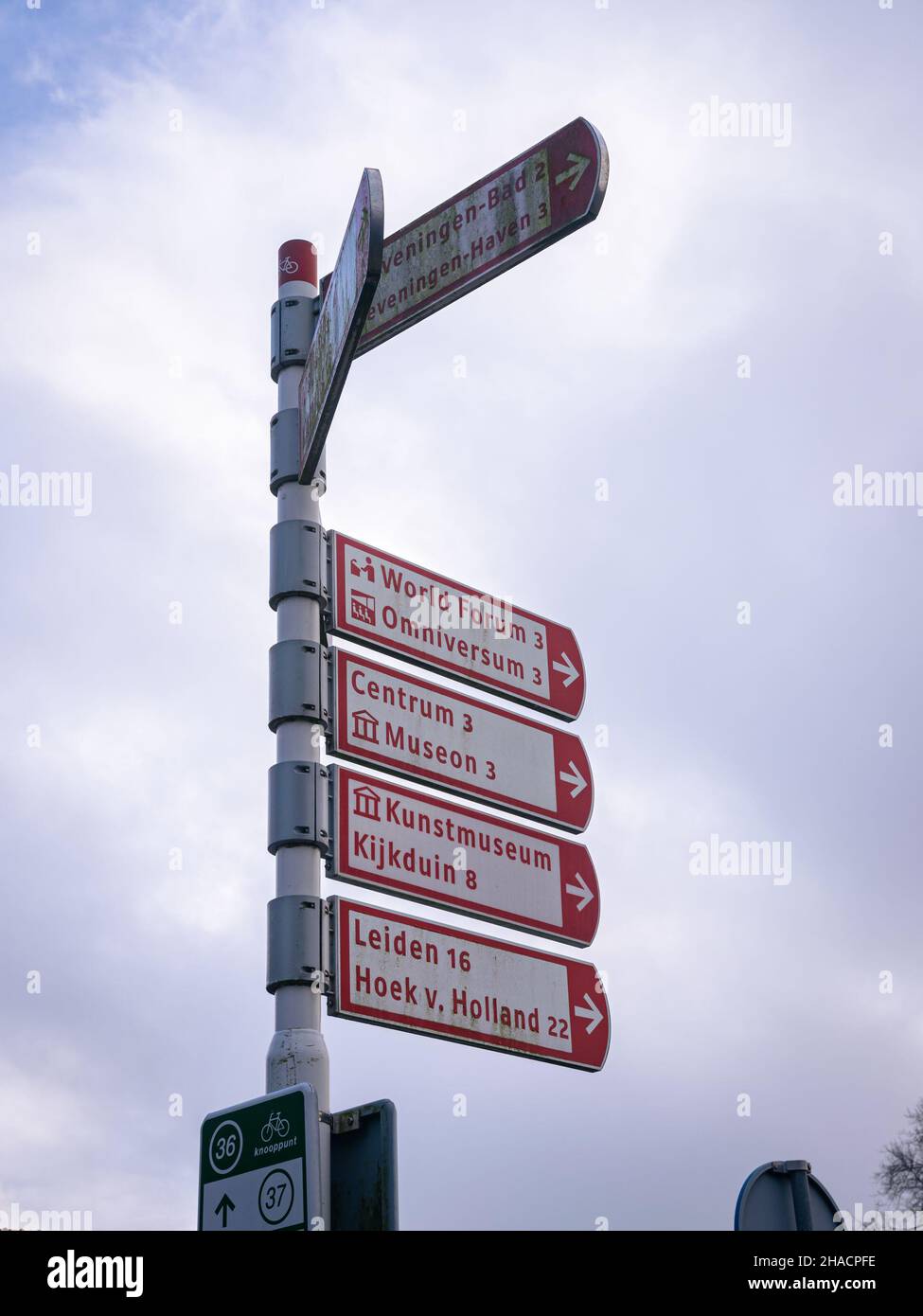 Indicatore di direzione per varie attrazioni turistiche nella città di l'Aia, Paesi Bassi. Foto Stock