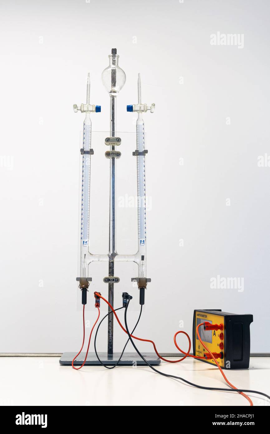 Dispositivo Hofmann o voltmetro Hofmann. Apparecchiatura per dimostrare la decomposizione dell'acqua in idrogeno e ossigeno mediante elettrolisi. Foto Stock