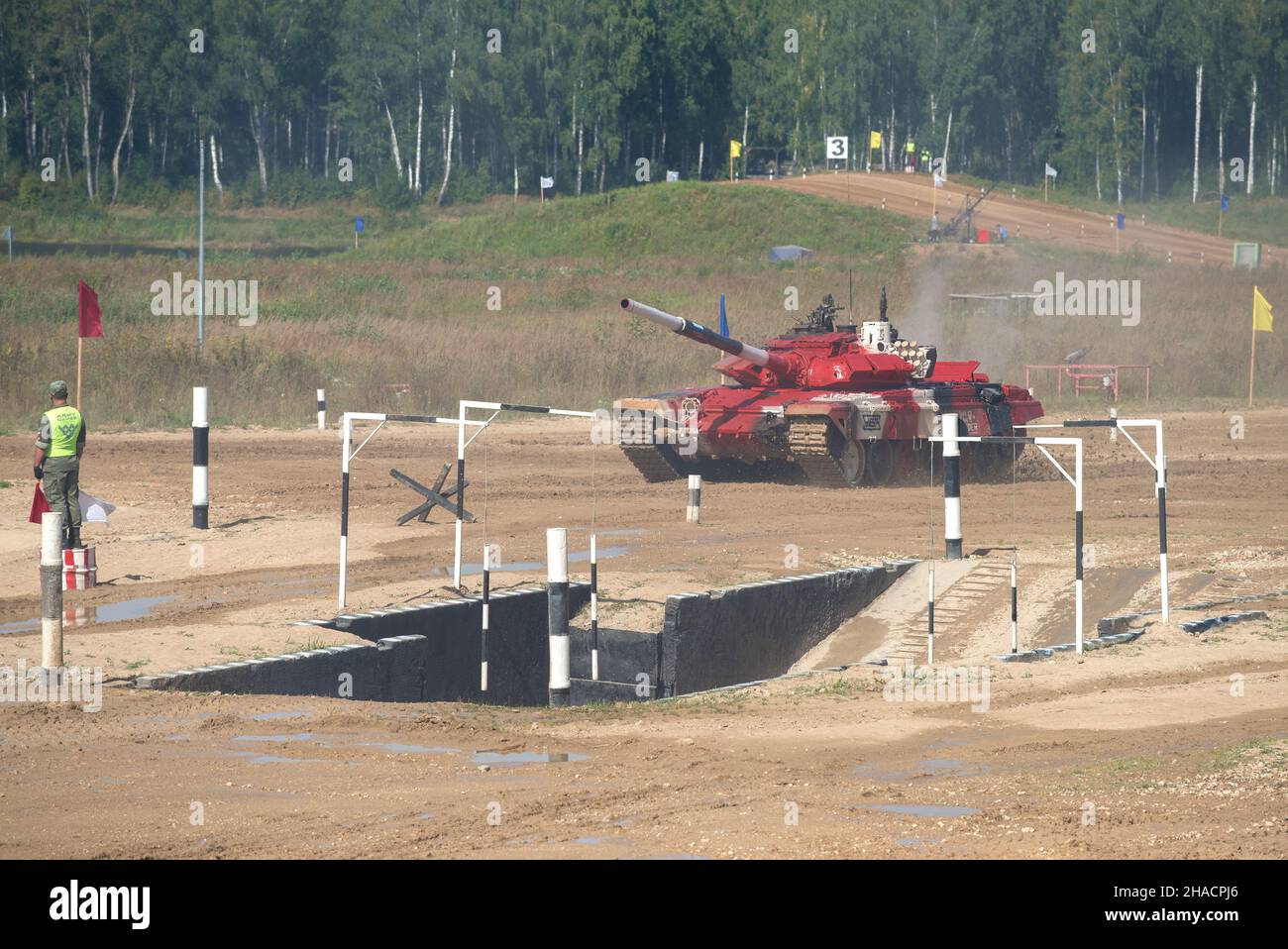 ALABINO, RUSSIA - 25 AGOSTO 2020: Il carro armato della scuderia russa passa la pista del biathlon. Giochi di guerra internazionale Foto Stock