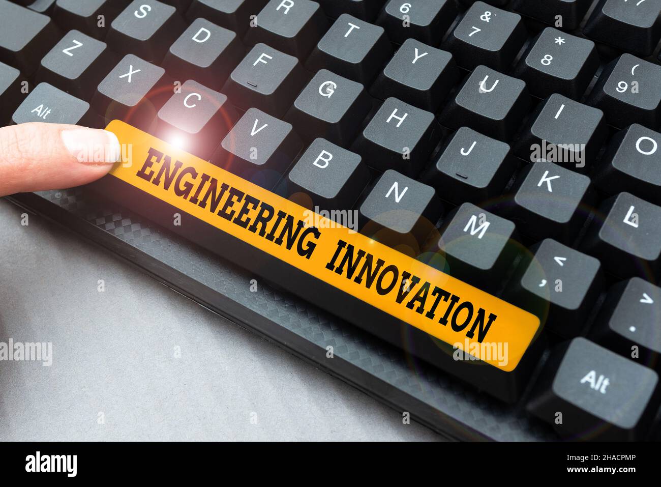 Scrittura testi innovazione ingegneristica. Parola scritta su processo espresso in logica e forma matematica creazione di nuovo Cookbook online, digitando e. Foto Stock