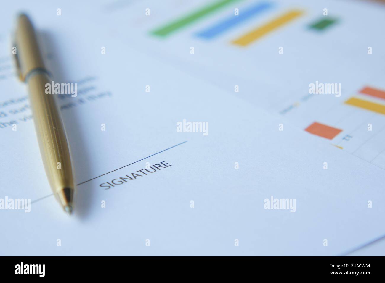 primo piano della firma su un contatto sul tavolo Foto Stock