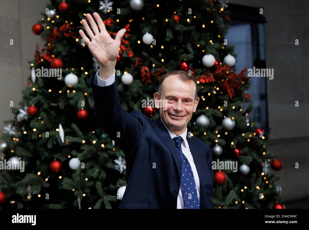 Londra, Regno Unito. 12th Dic 2021. Andrew Marr ondeggia mentre parte dopo aver presentato il suo spettacolo, lo spettacolo Andrew Marr. Lascia la BBC dopo 21 anni. Presenterà il suo ultimo spettacolo Andrew Marr il 19th dicembre. Credit: Tommy London/Alamy Live News Foto Stock