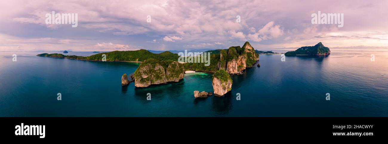 Koh Phi Phi Don Thailandia, Drone vista aerea della Baia di Maya Koh Phi Phi Thailandia in una splendida giornata estiva Foto Stock