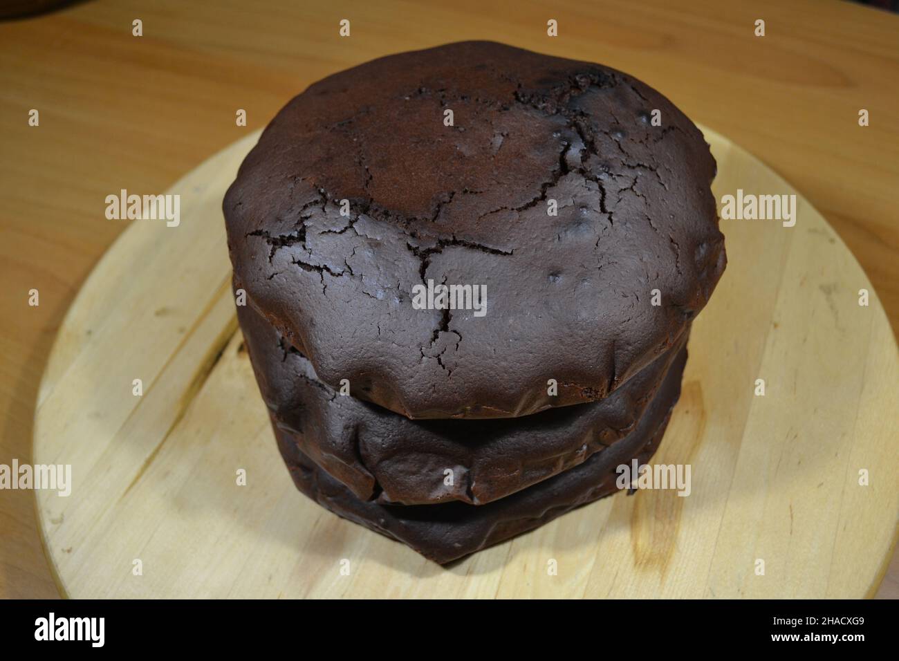 Pelo di tortillas di cioccolato cotto nel forno su un Centrepice di legno per la preparazione della torta di cioccolato. Foto Stock